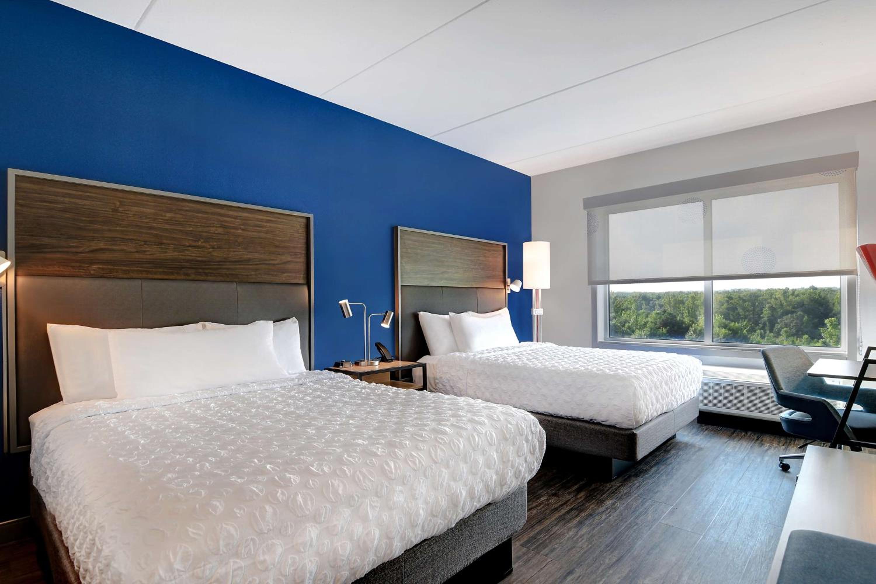 Queen Room with Two Queen Beds - Photo 3