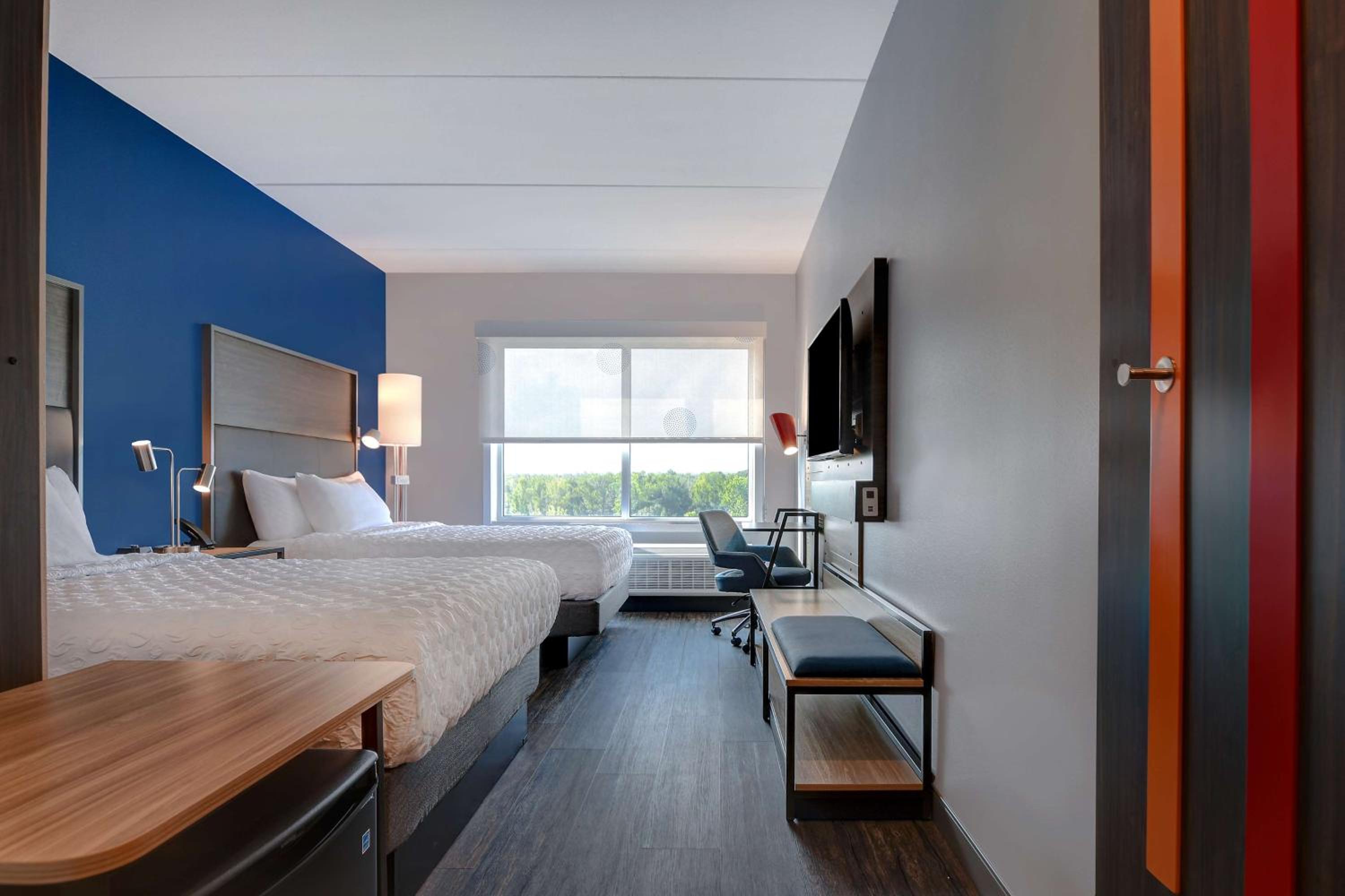 Queen Room with Two Queen Beds - Photo 5