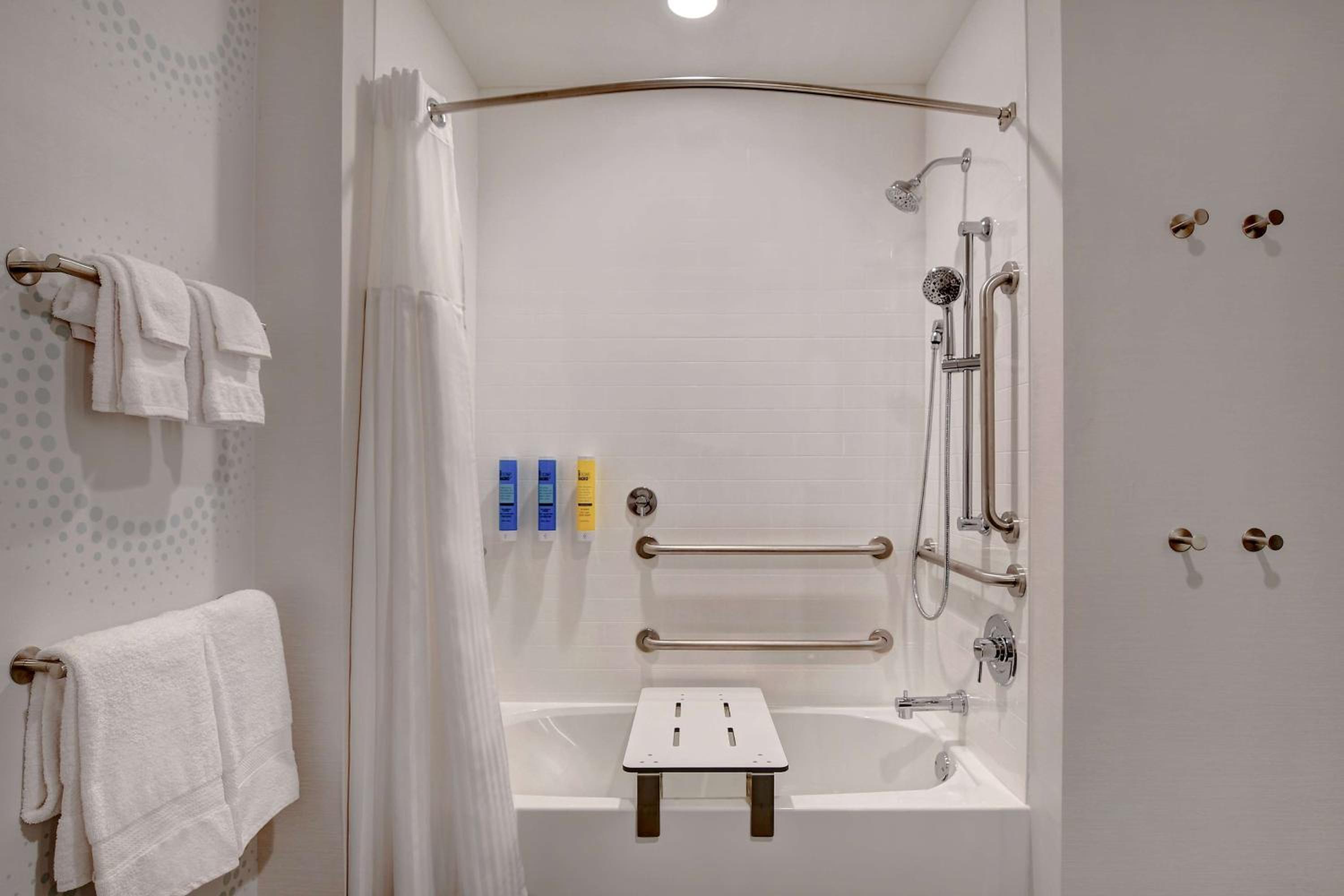 King Room with Bath Tub - Mobility Access - Photo 2