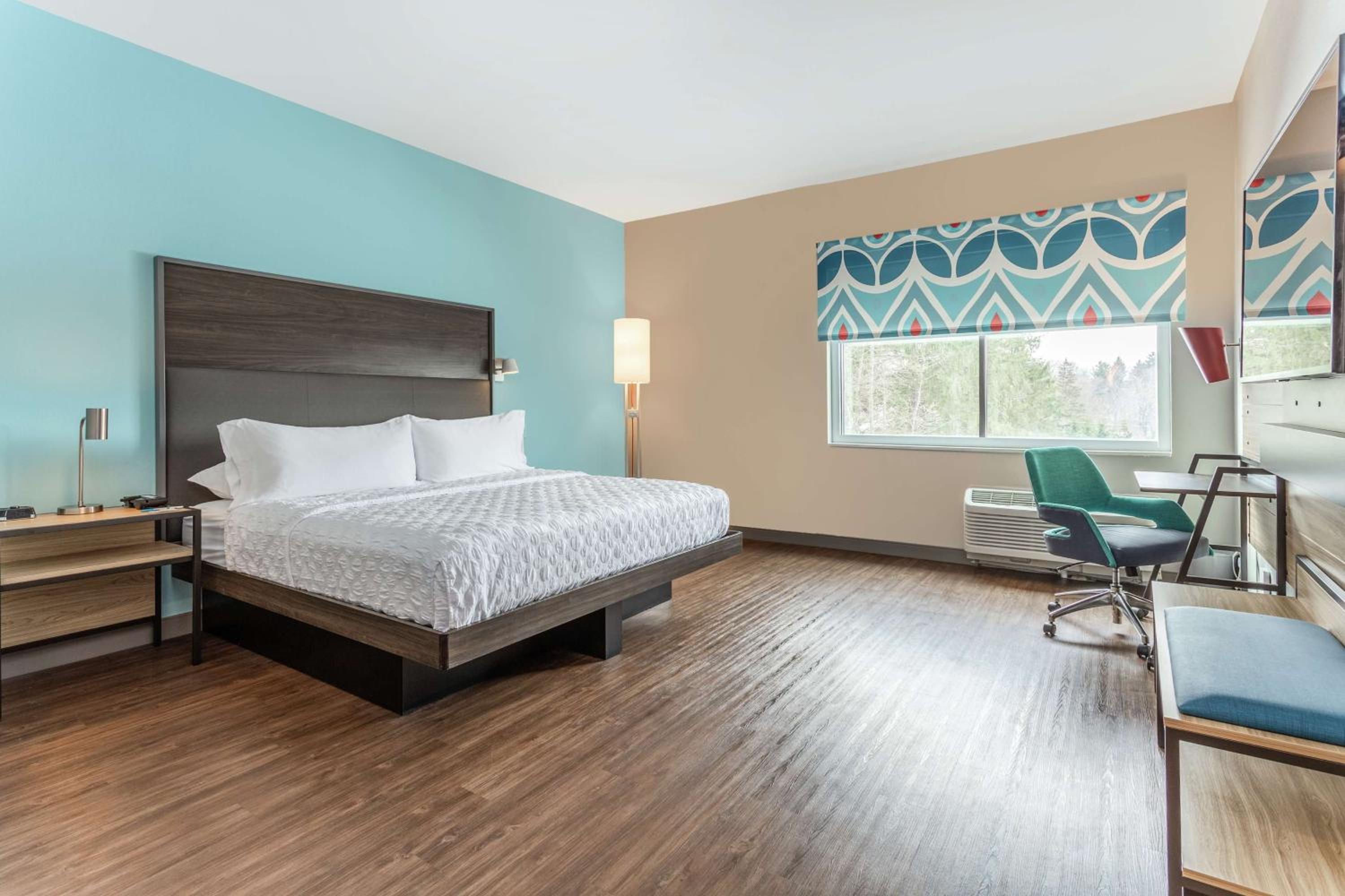 King Room with Bath Tub - Mobility and Hearing Access - Photo 2