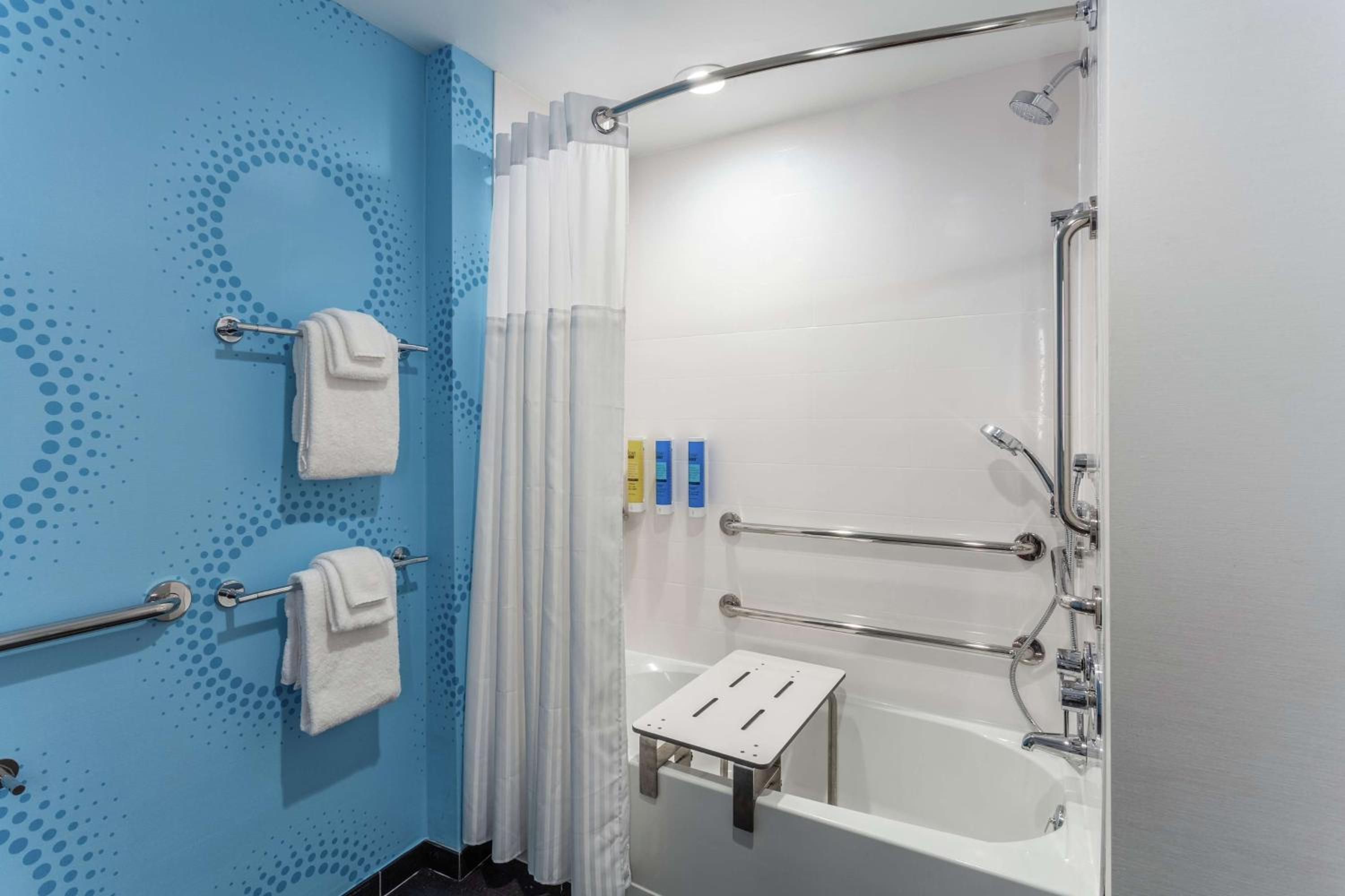 Queen Room with Two Queen Beds - Mobility and Hearing Access - Photo 2