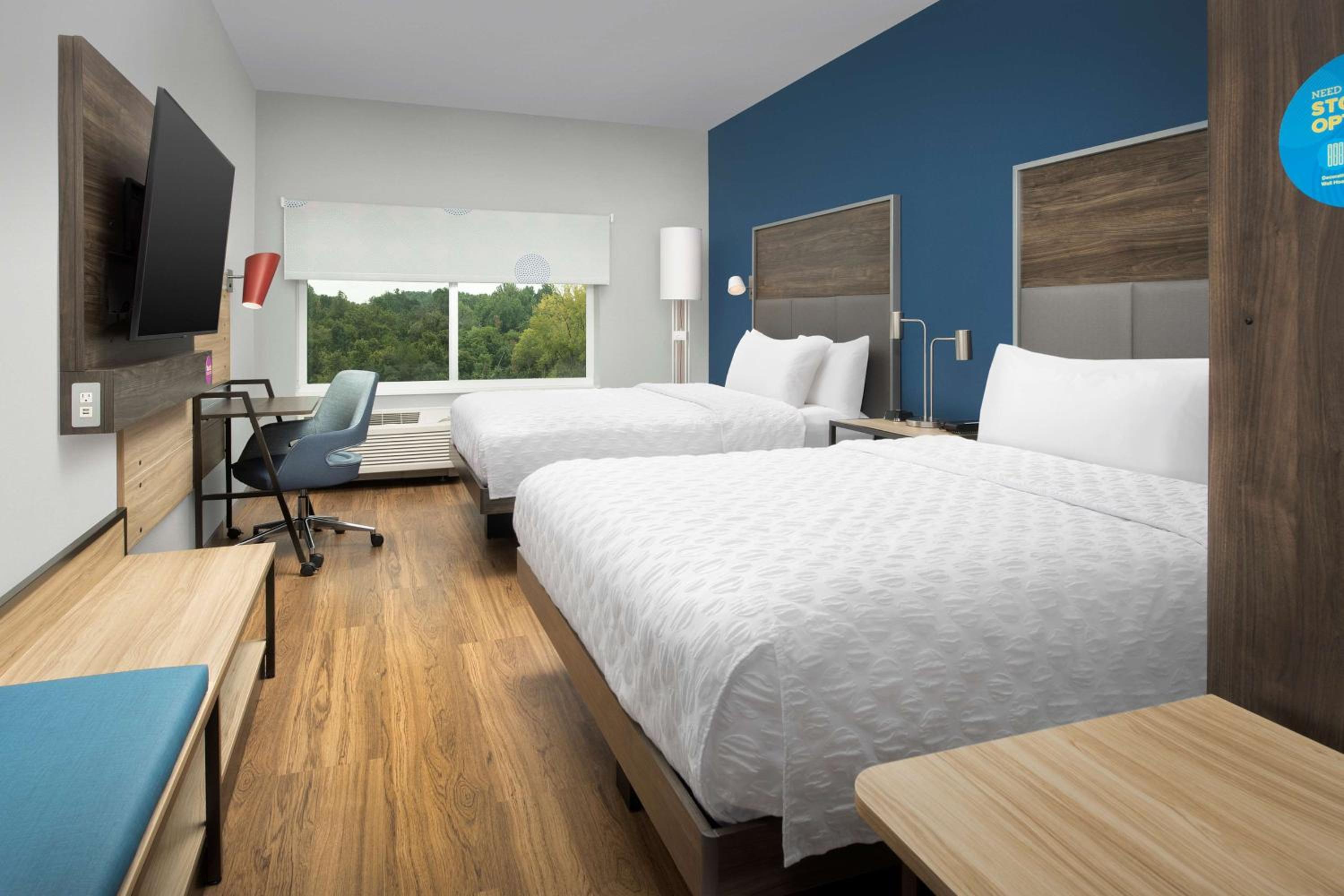 Queen Room with Two Queen Beds - Photo 2