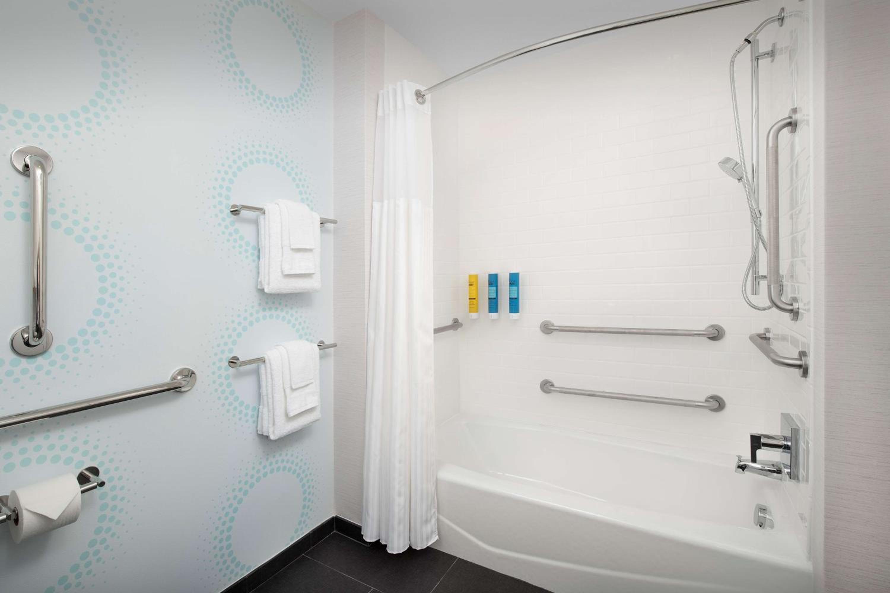 Queen Room with Two Queen Beds - Mobility Access - Photo 3