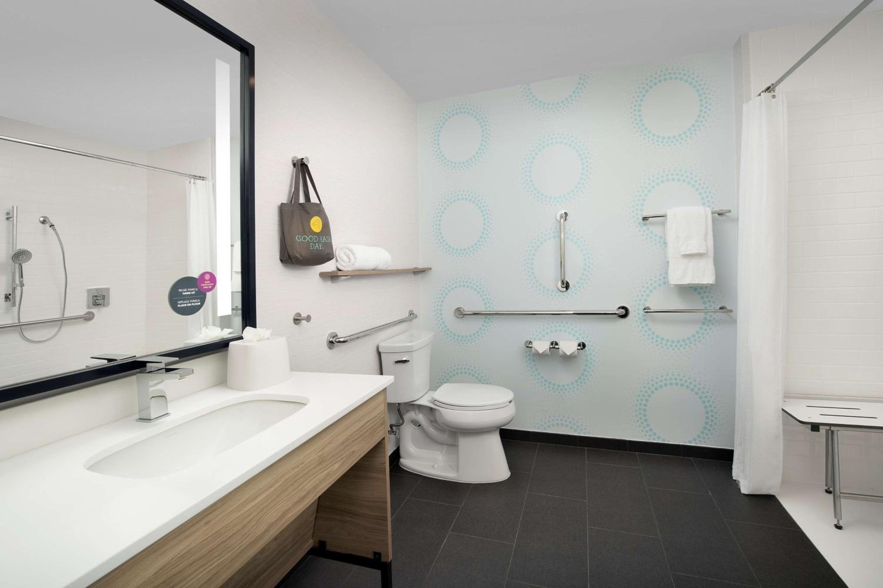 Queen Room with Two Queen Beds and Roll-In Shower - Mobility Access - Photo 4