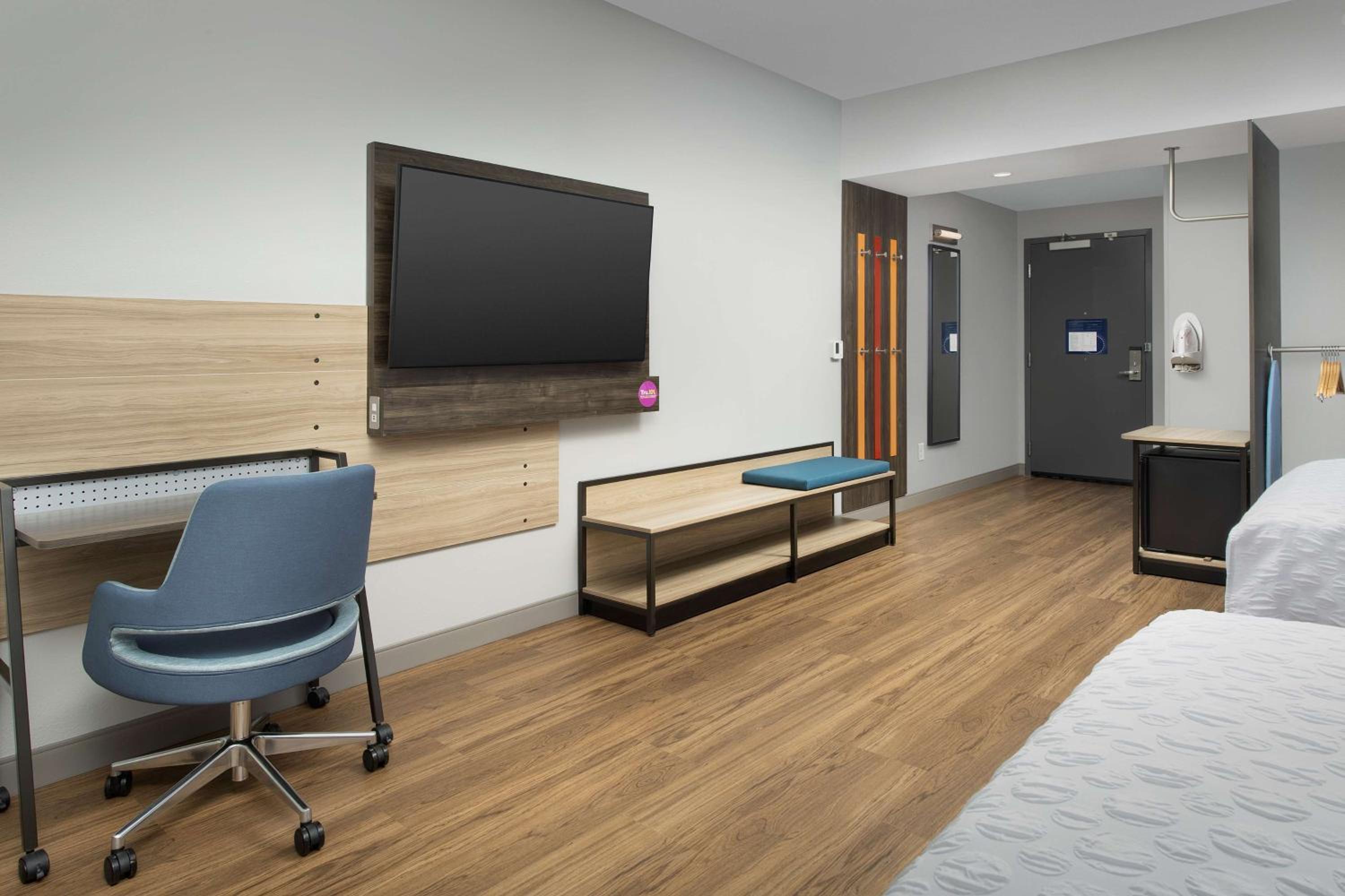 Queen Room with Two Queen Beds and Roll-In Shower - Mobility Access - Photo 6