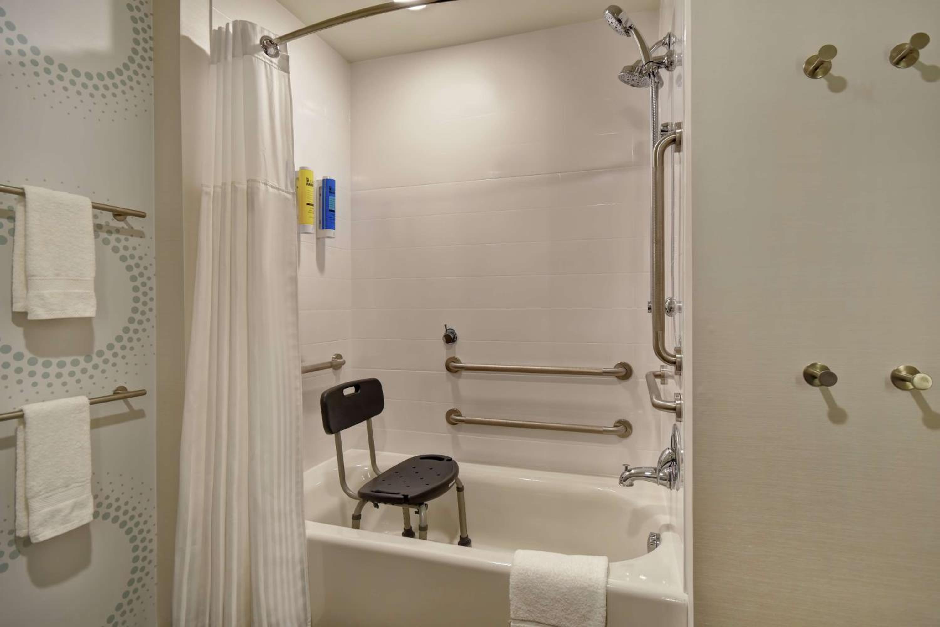 King Room with Bath Tub - Mobility Access - Photo 4