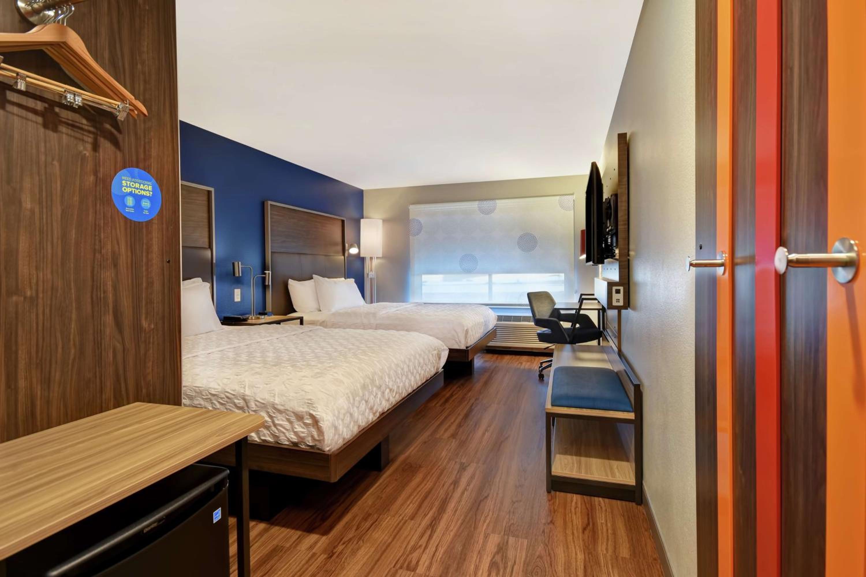 Queen Room with Two Queen Beds - Photo 2
