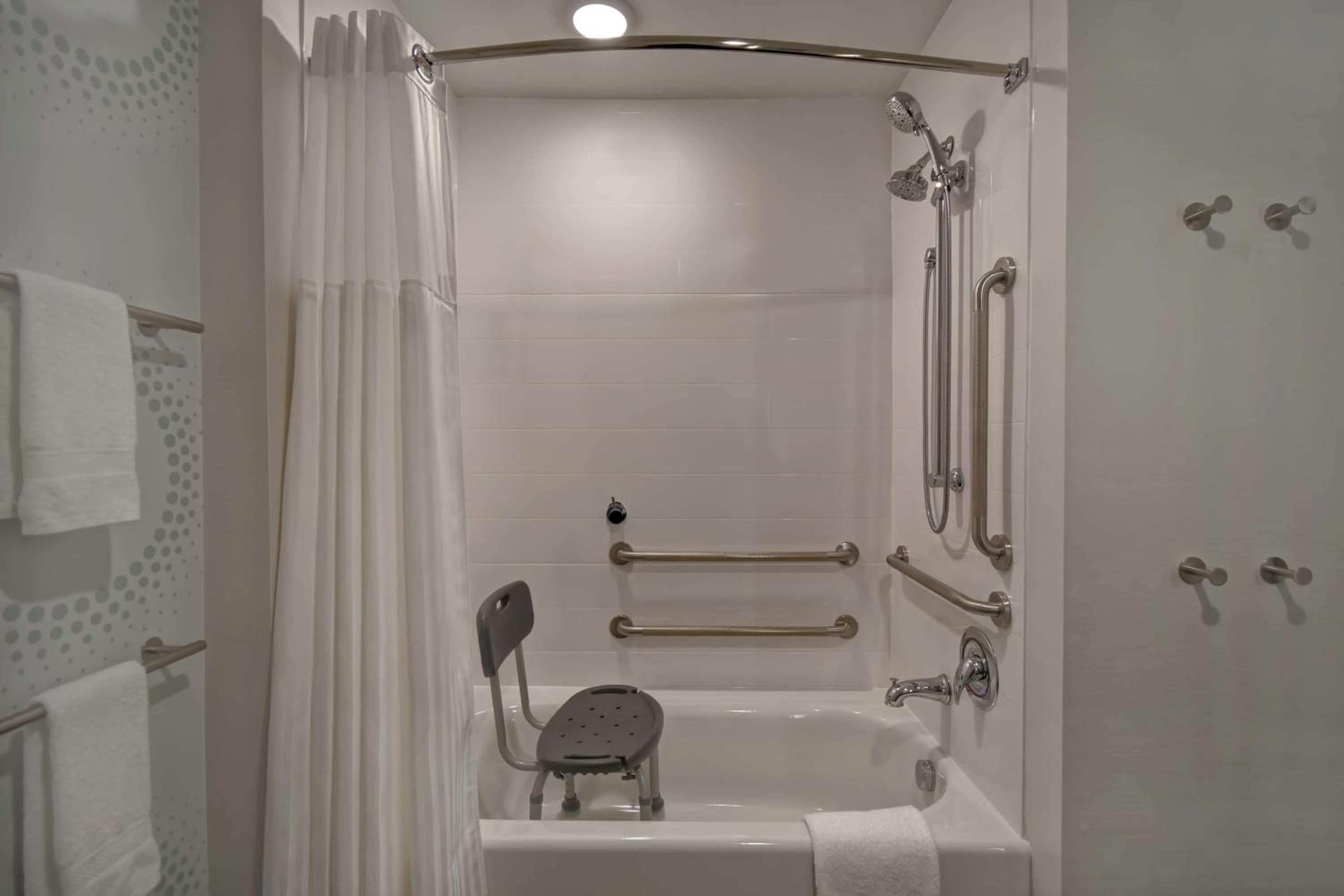 King Room with Bath Tub - Mobility Access - Photo 3