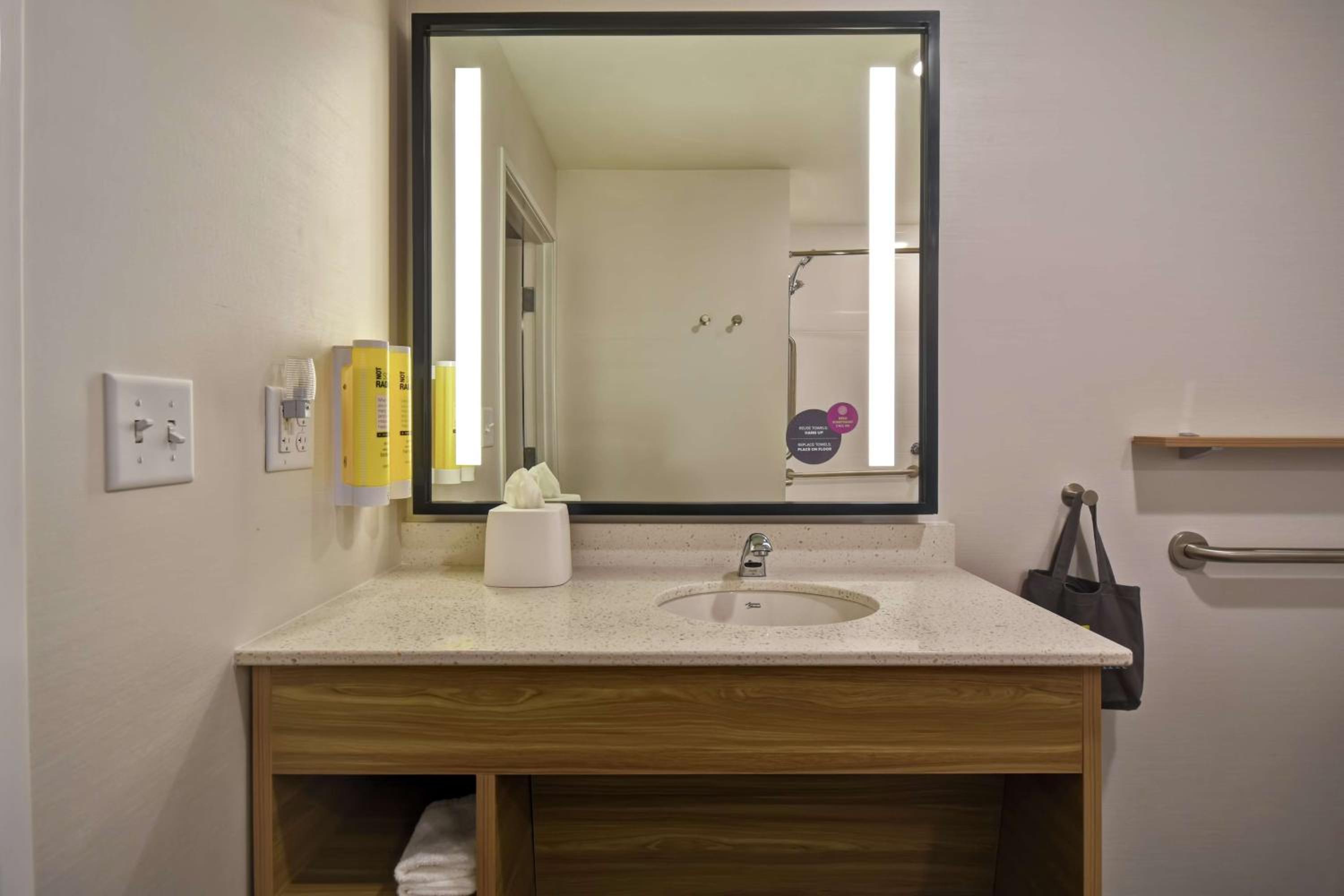 King Room with Bath Tub - Mobility Access - Photo 2