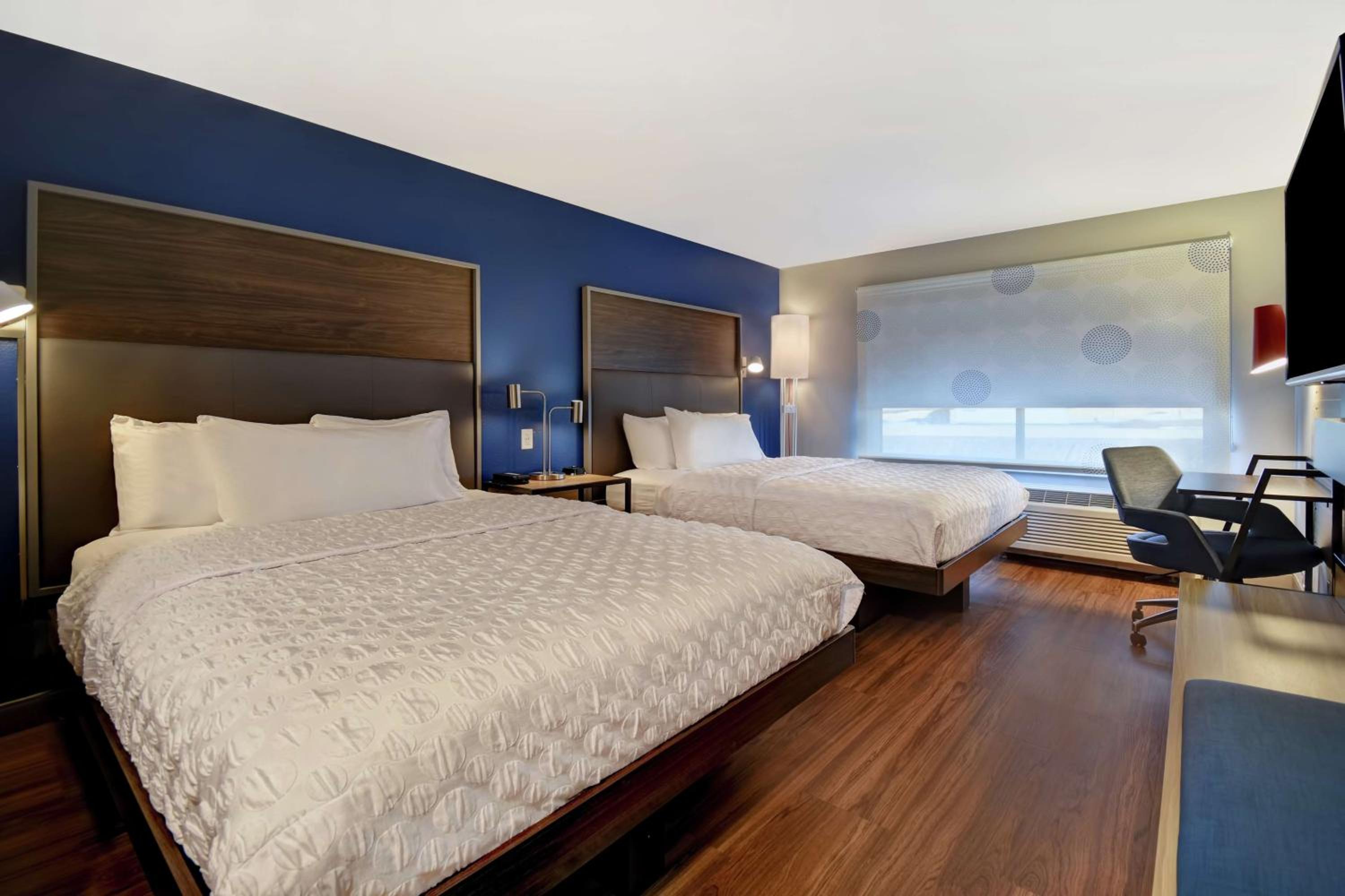 Queen Room with Two Queen Beds - Photo 4