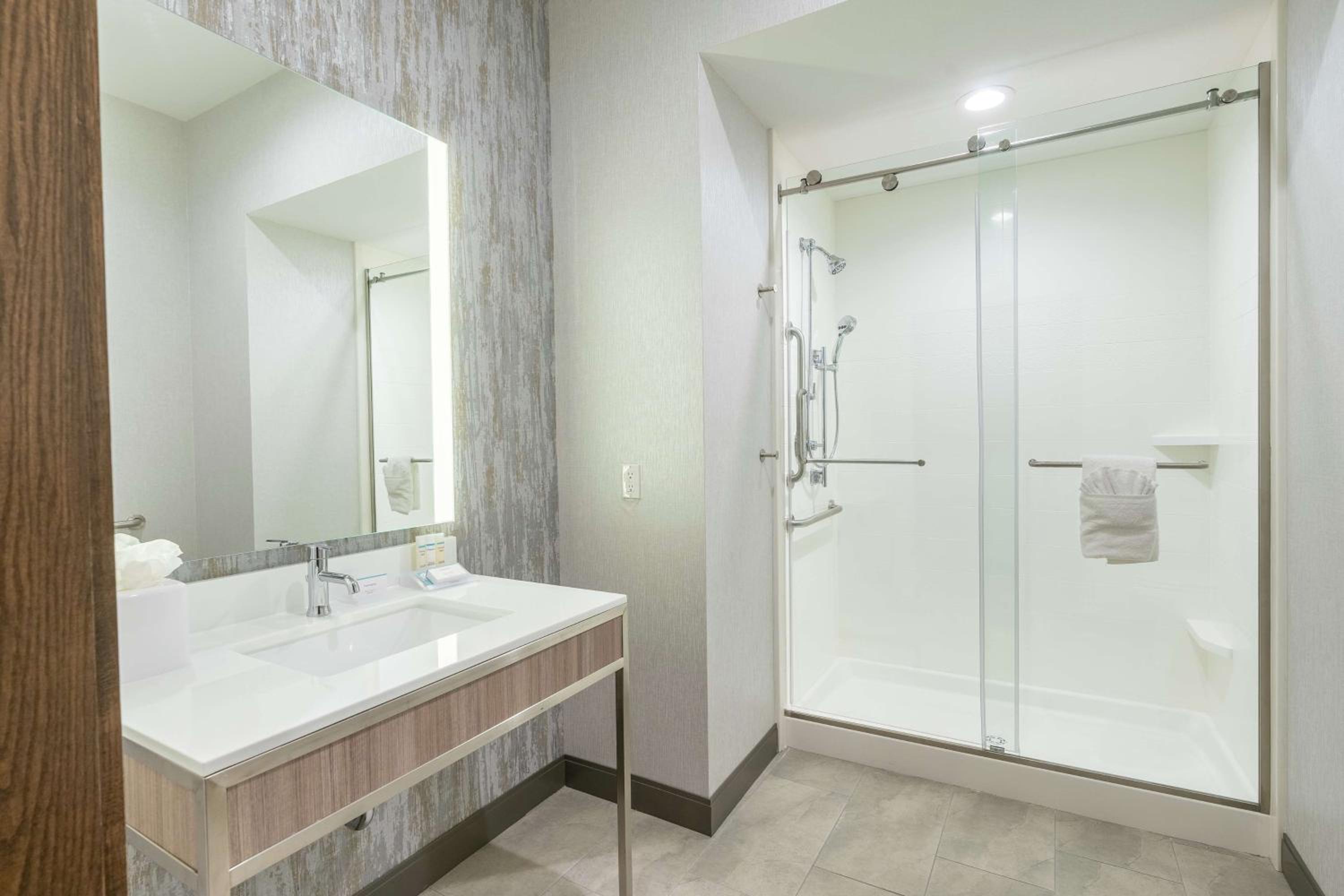 King Room with Transfer Shower - Mobility Access - Photo 4