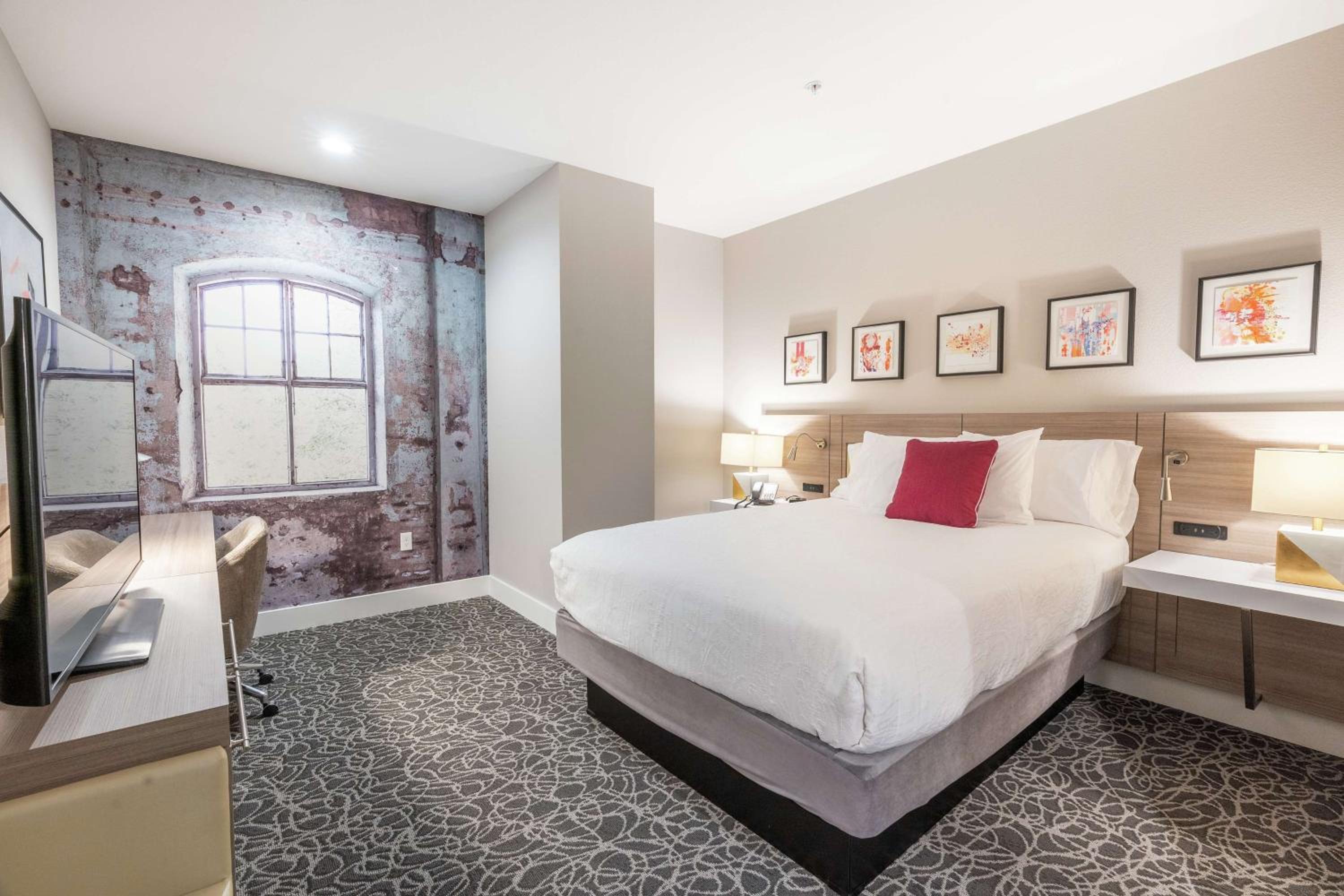 Queen Room without Window - Photo 1