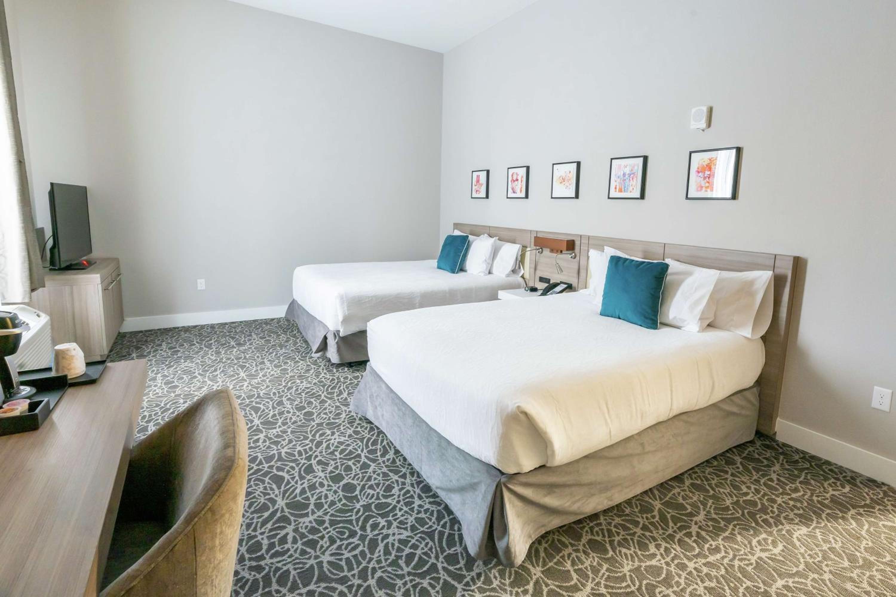Queen Room with Two Queen Beds - Photo 4