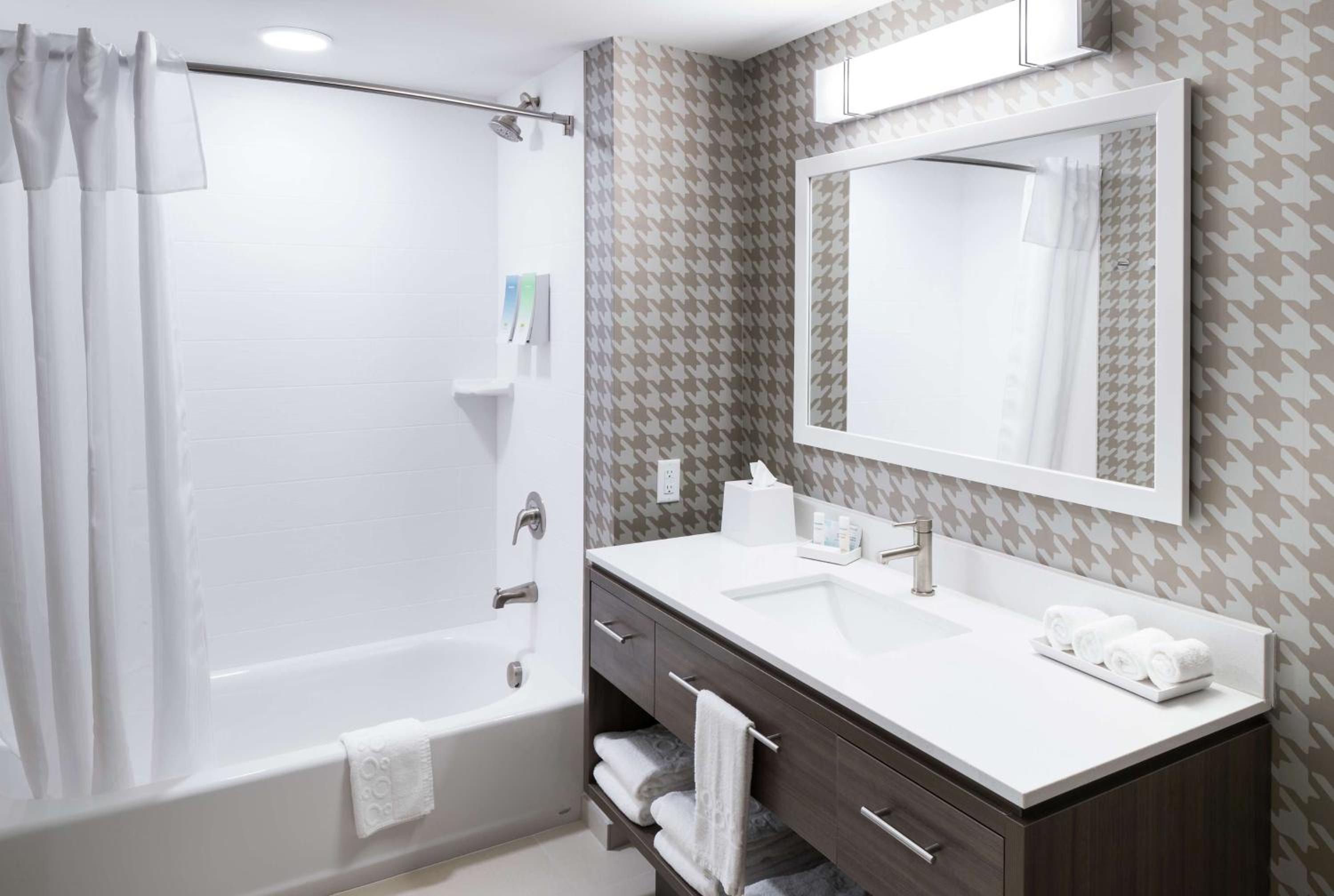 One-Bedroom King Suite - Non-Smoking - Photo 6