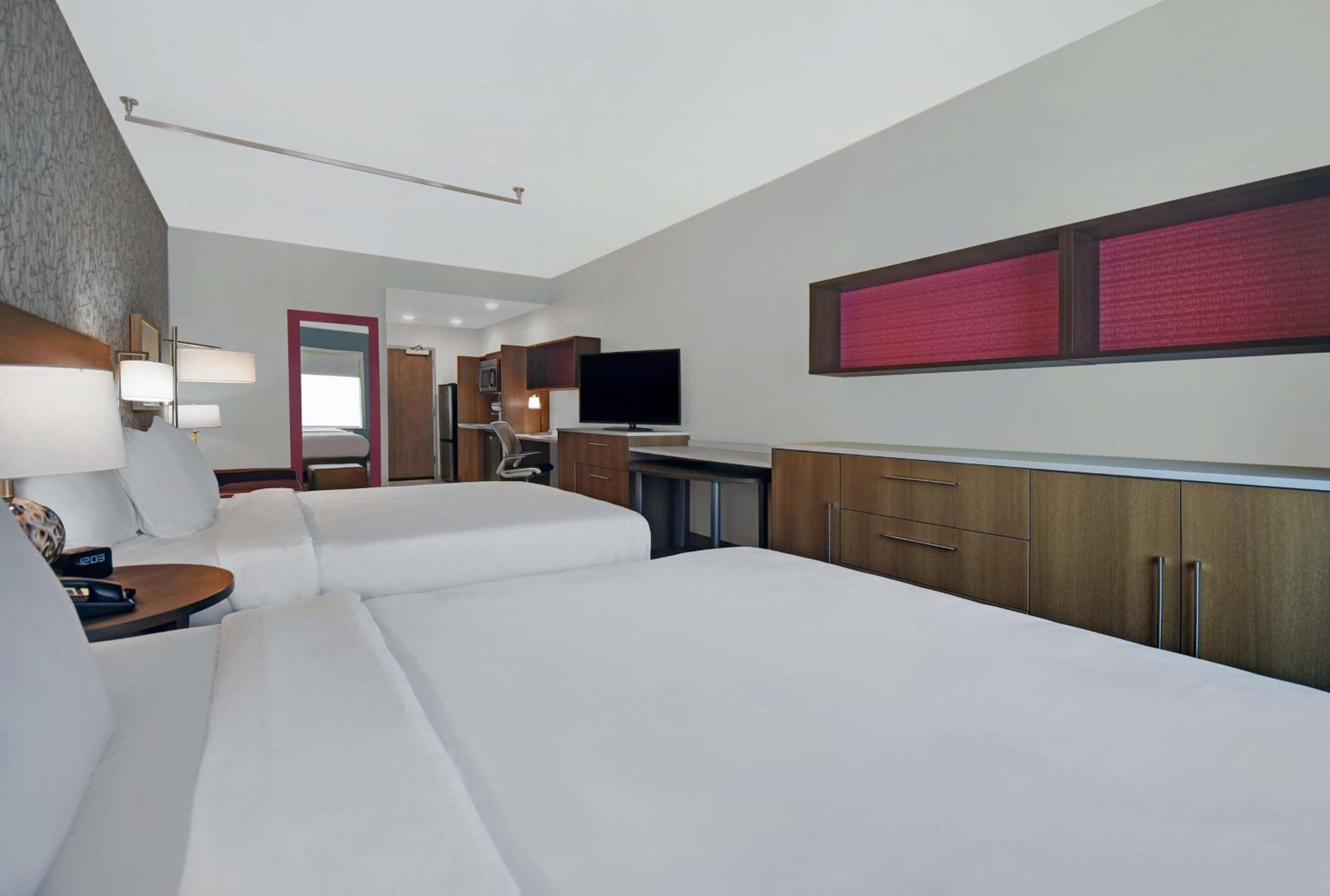 Queen Studio with Two Queen Beds - Non-Smoking - Photo 1