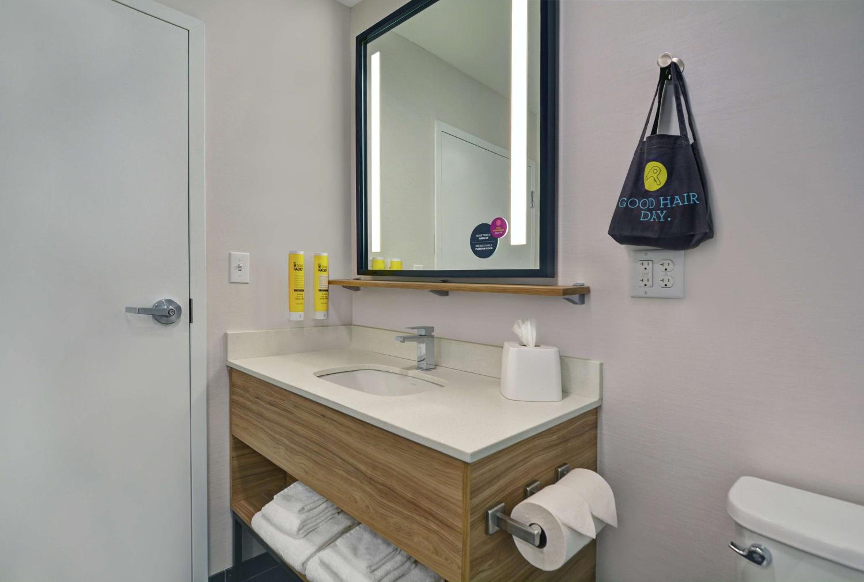 King Room with Roll-In Shower - Mobility Access - Photo 3