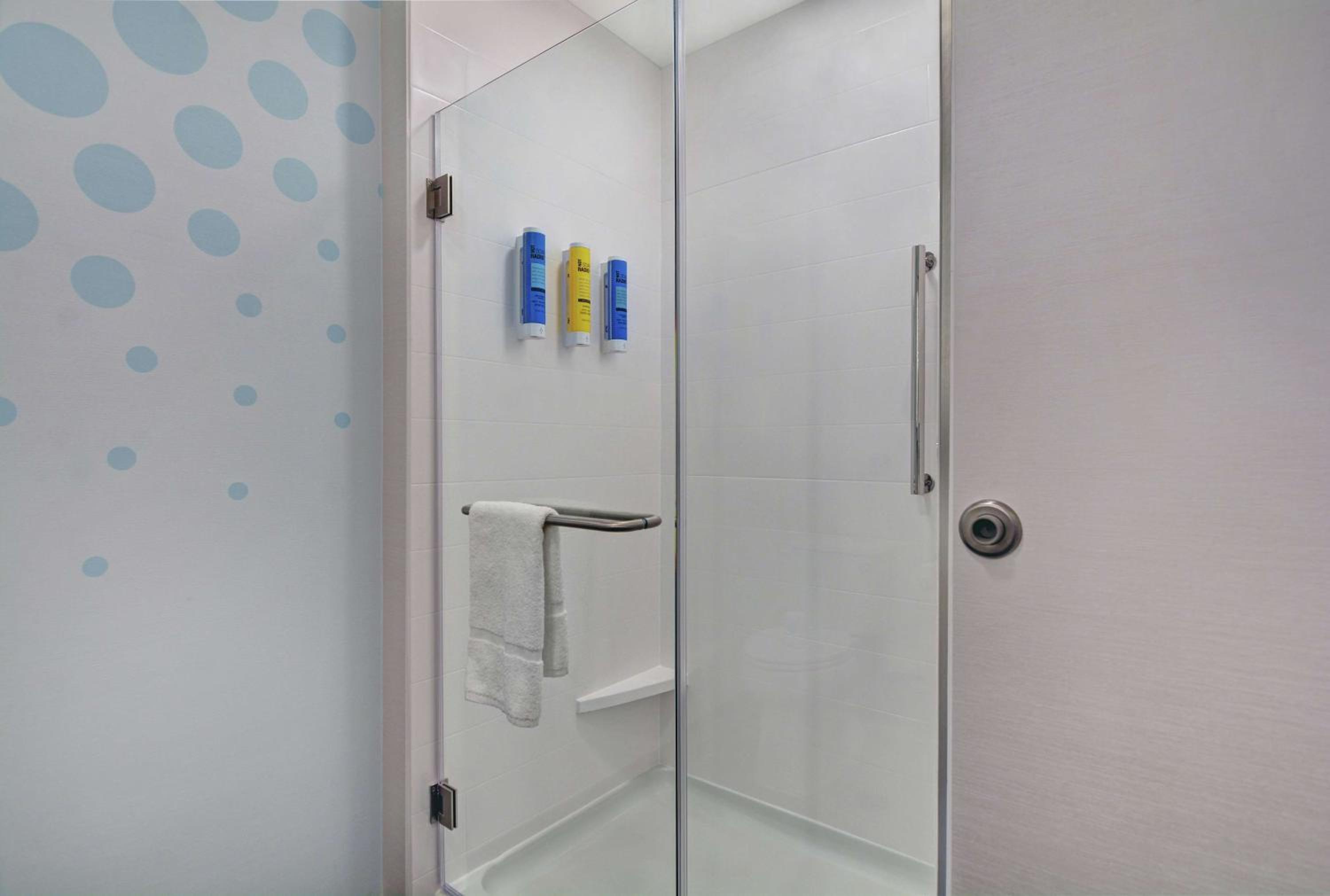 King Room with Roll-In Shower - Mobility Access - Photo 4