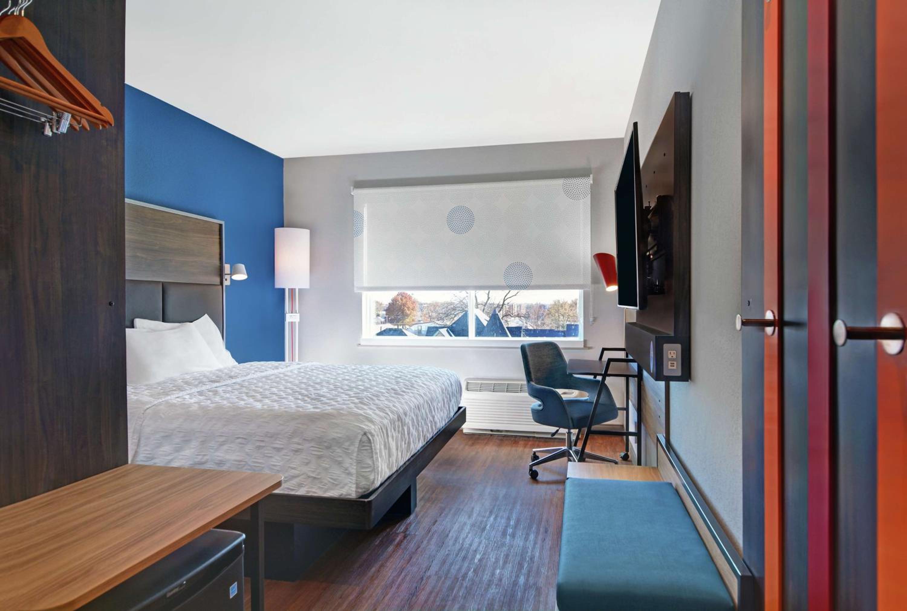 King Room with Roll-In Shower - Mobility Access - Photo 2