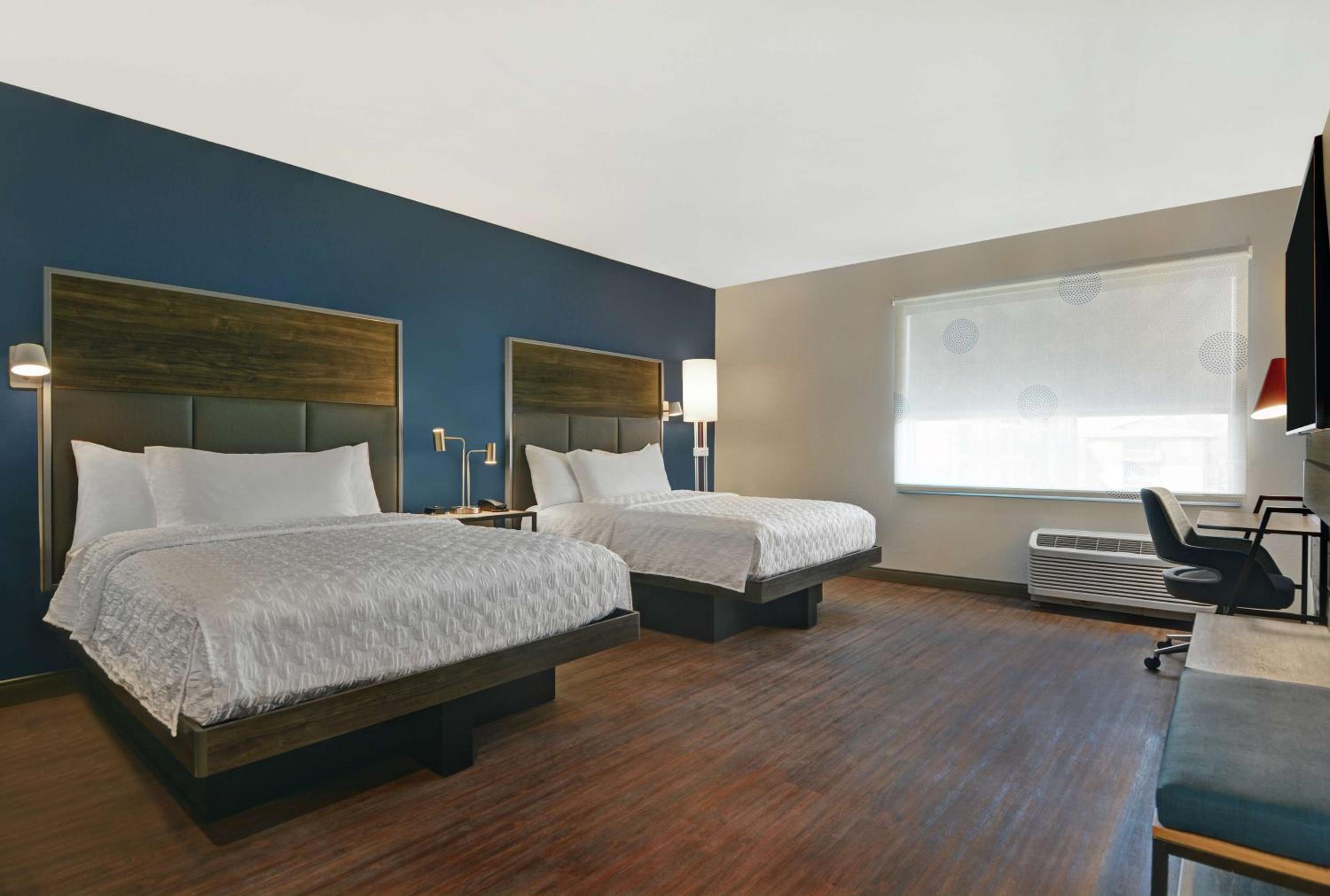 Queen Room with Two Queen Beds - Photo 4