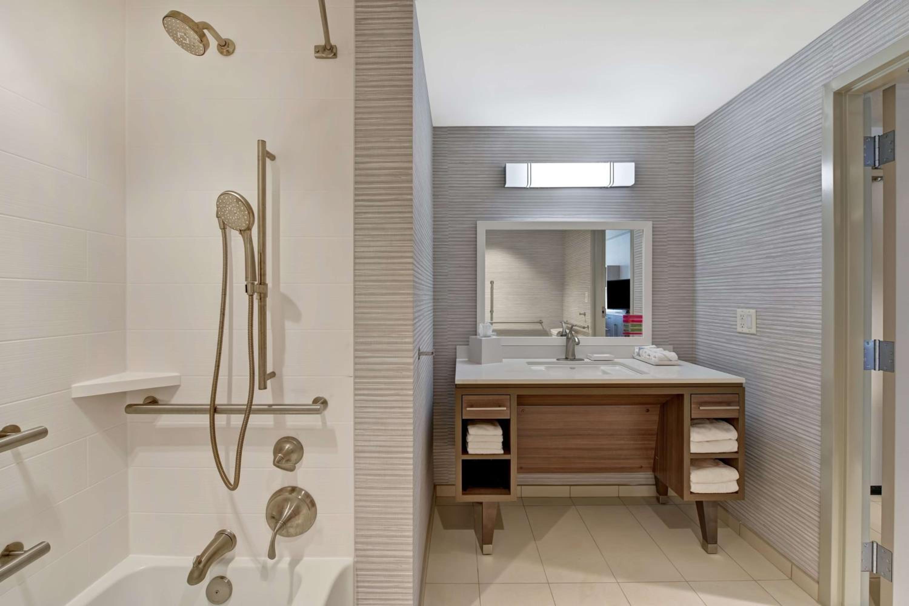 King Studio - Mobility and Hearing Access/Non-Smoking - Photo 5