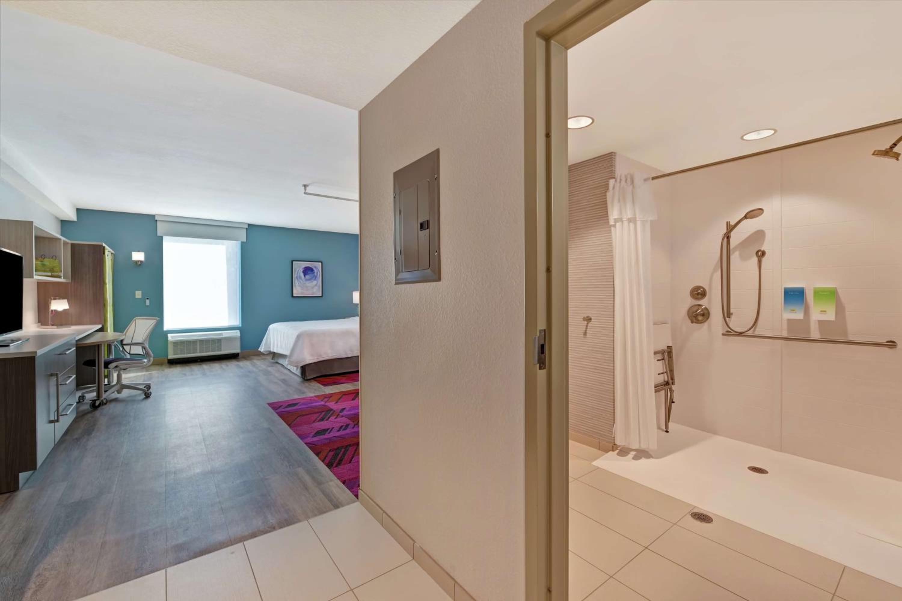 King Studio with Roll-In Shower - Mobility and Hearing Access/Non-Smoking - Photo 7