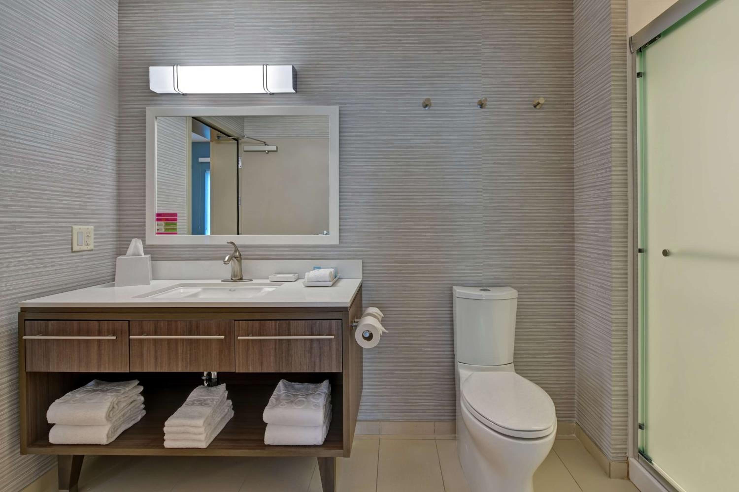 King Suite - Hearing Access/Non-Smoking - Photo 2
