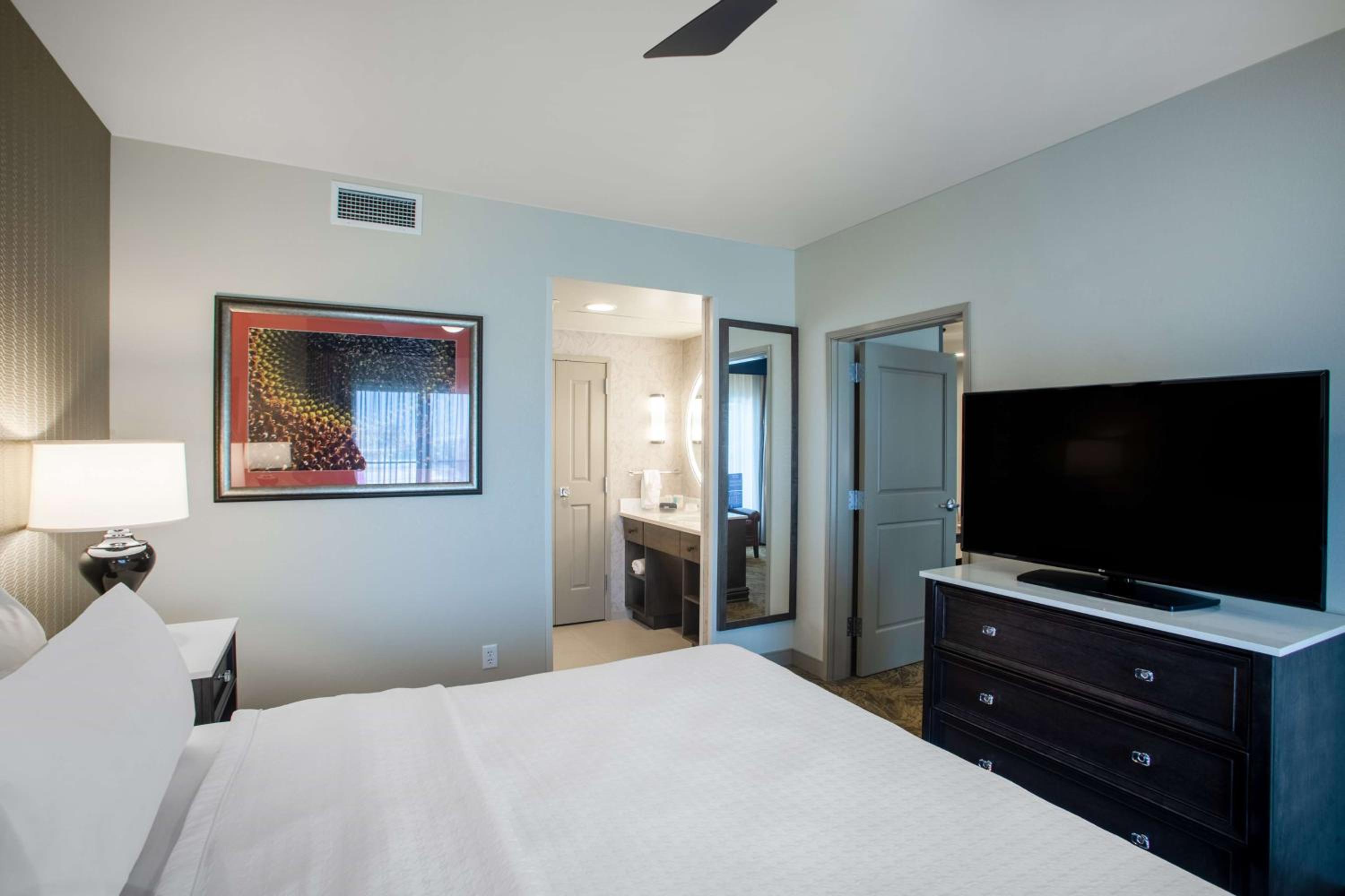 King Suite - Hearing Access/Non-Smoking - Photo 7