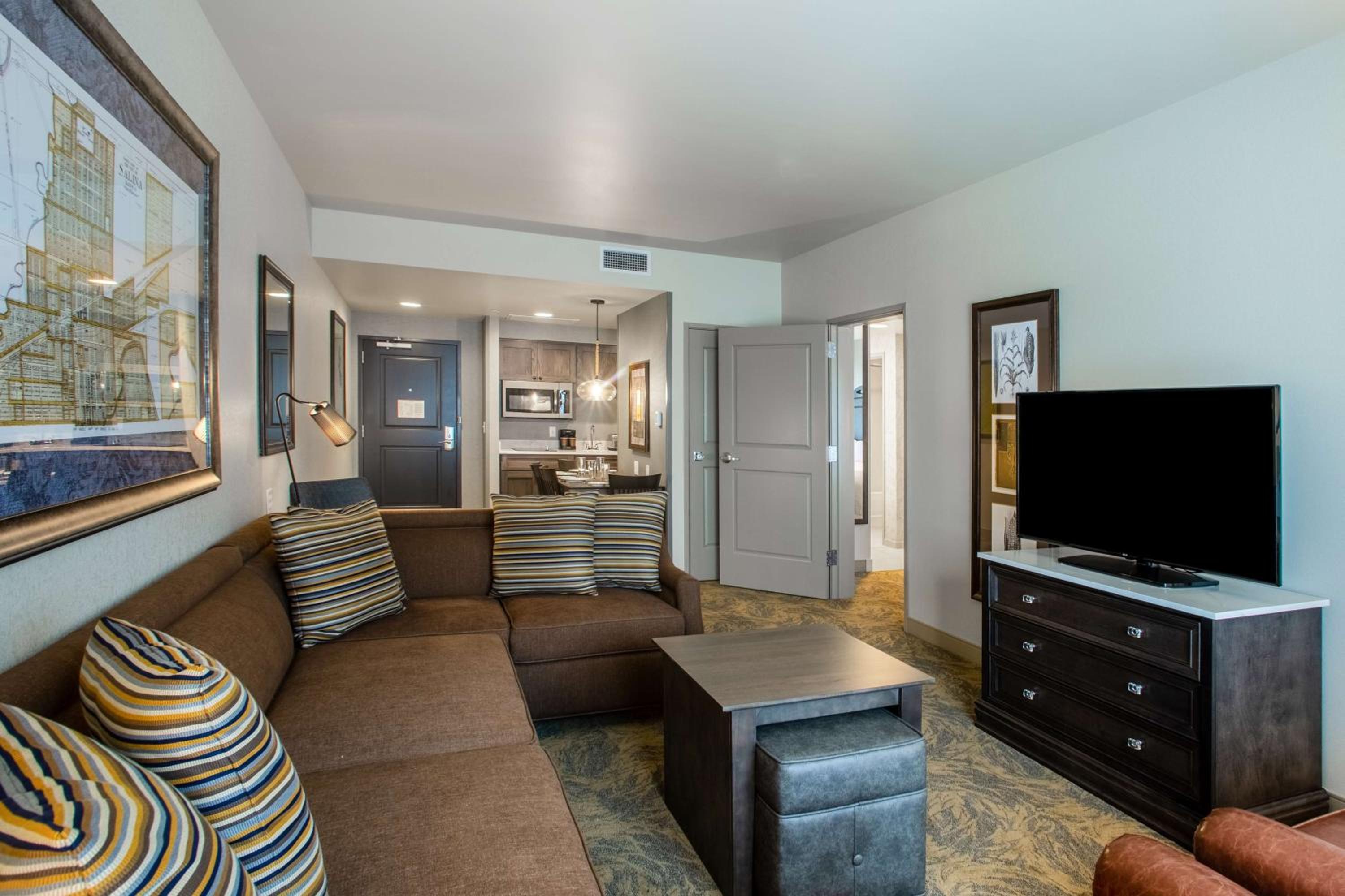 King Suite - Hearing Access/Non-Smoking - Photo 3