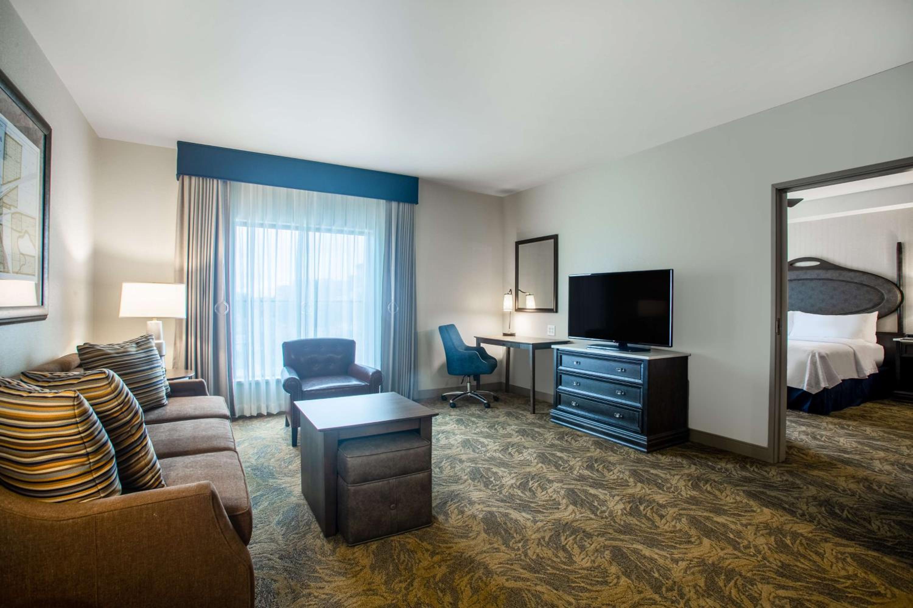 King Suite with Roll-In Shower - Non Smoking - Photo 2