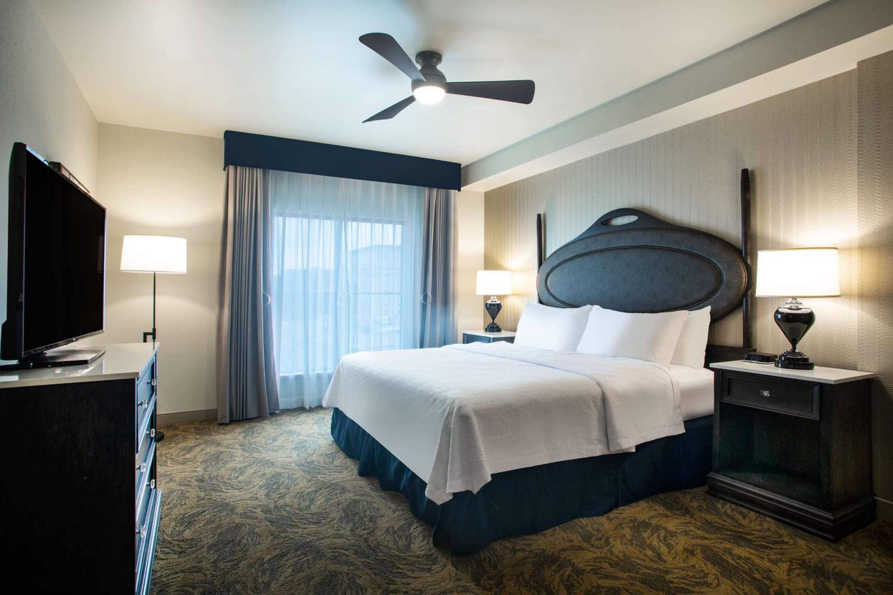 King Suite with Roll-In Shower - Non Smoking - Photo 4