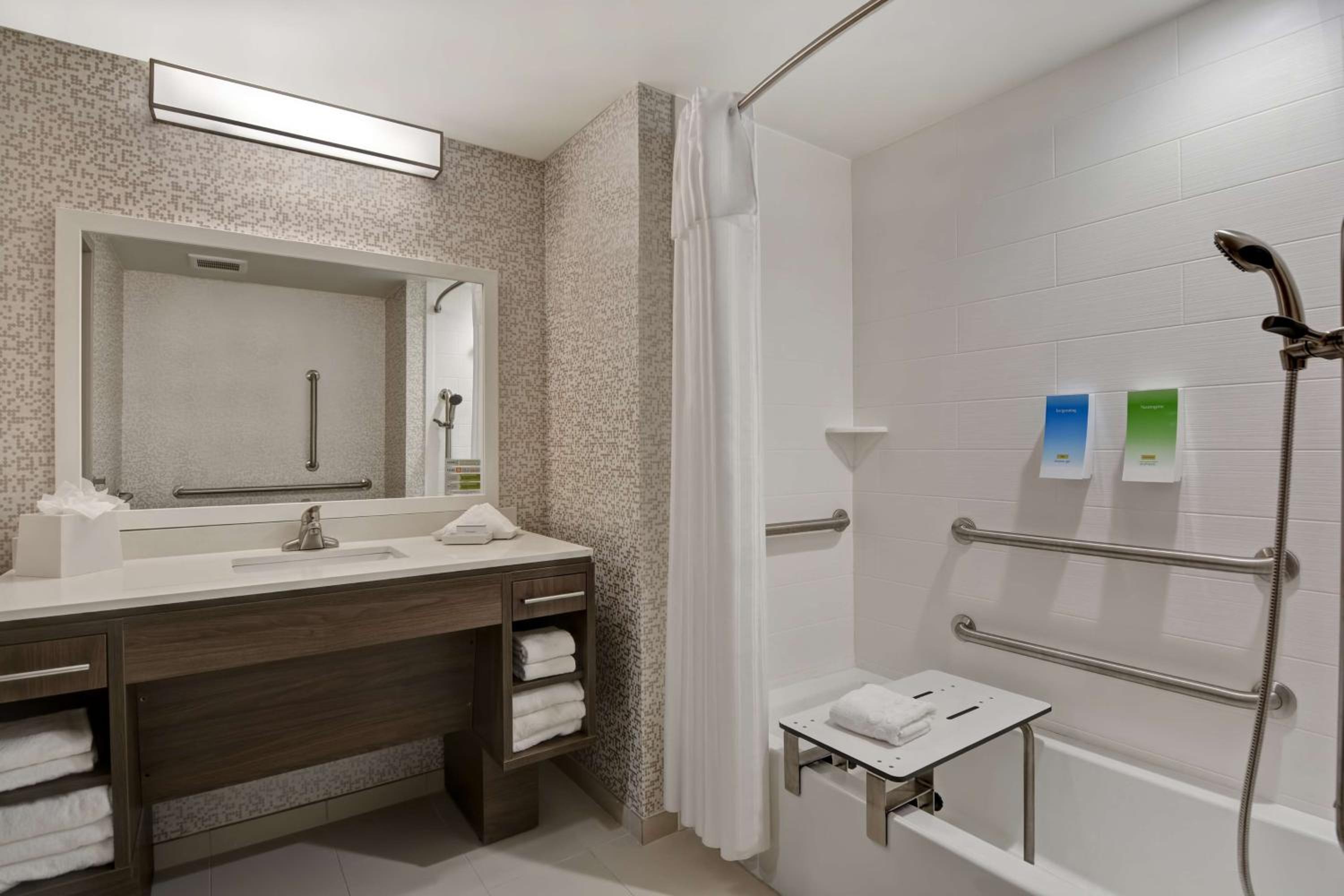 King Suite with Bath Tub - Disability Access/Non-Smoking  photo 3