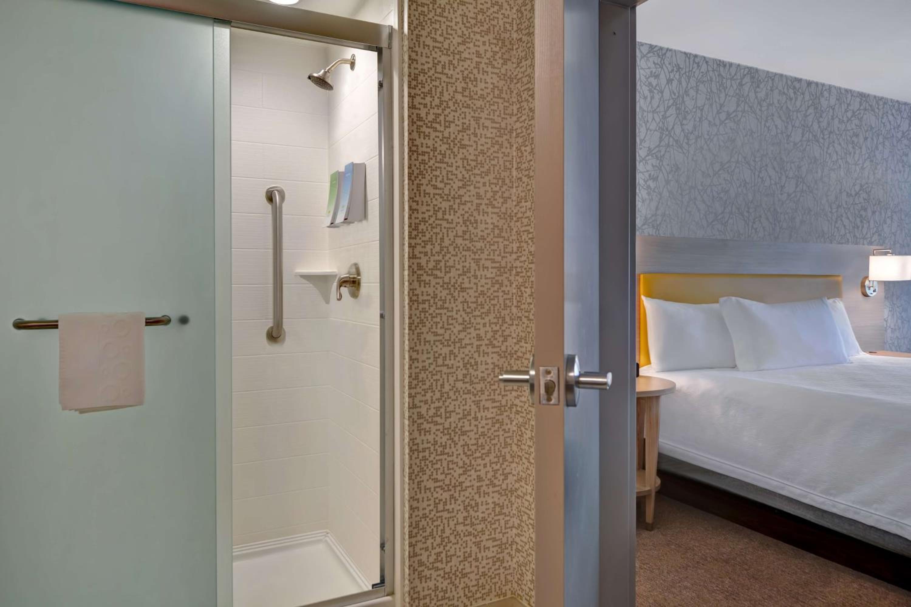 One-Bedroom King Suite - Non-Smoking photo 2