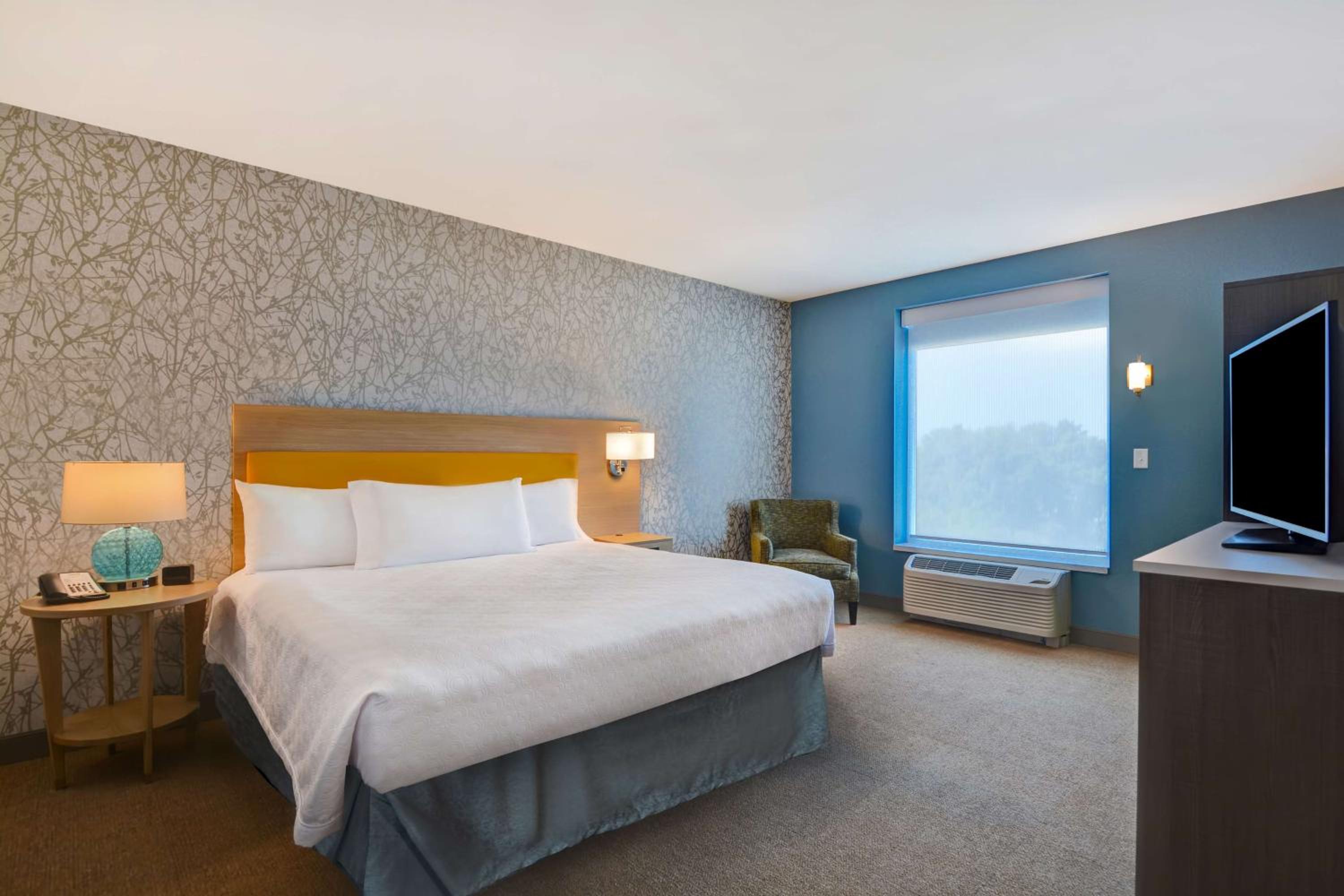 King Suite with Bath Tub - Disability Access/Non-Smoking