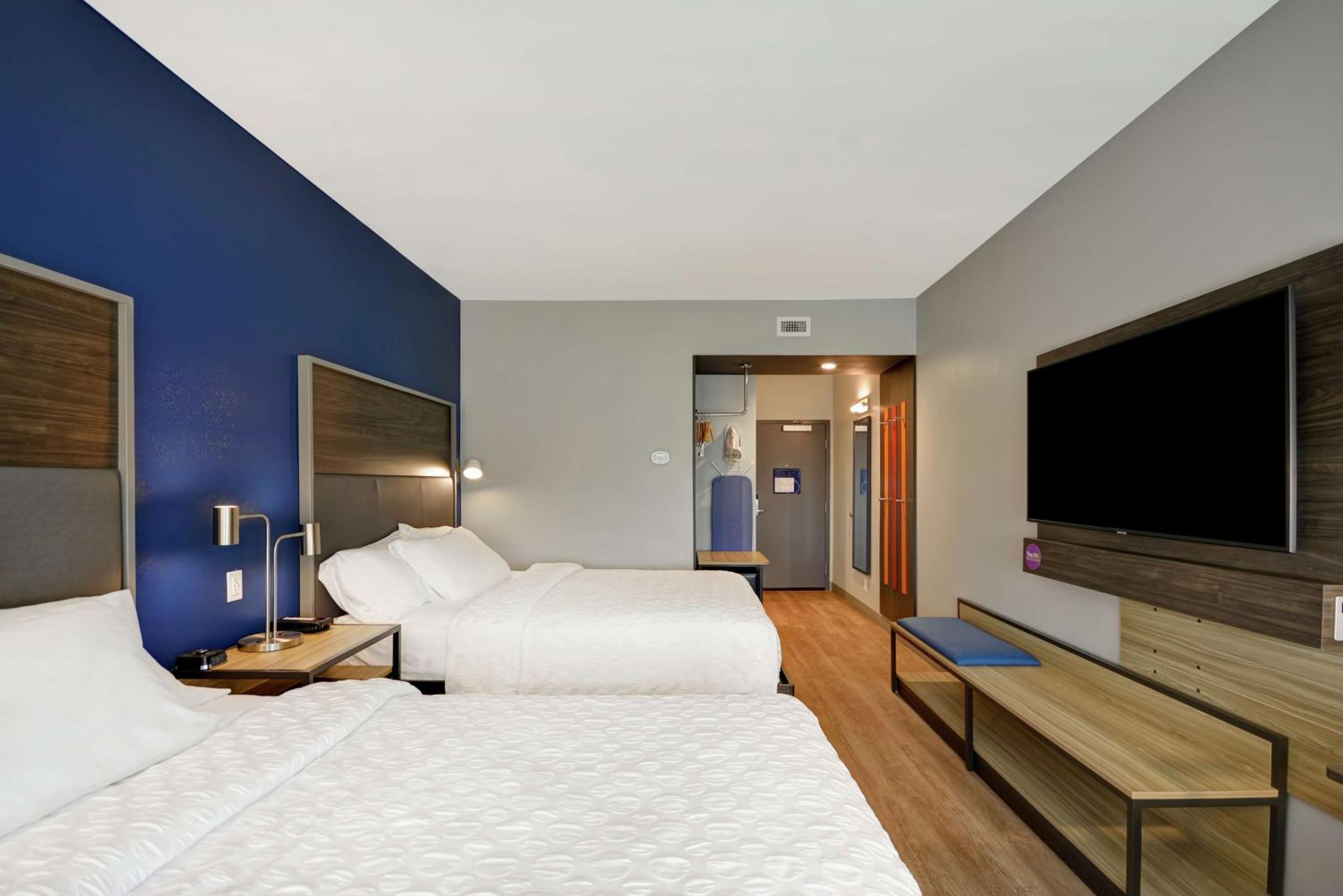 Queen Room with Two Queen Beds - Photo 3