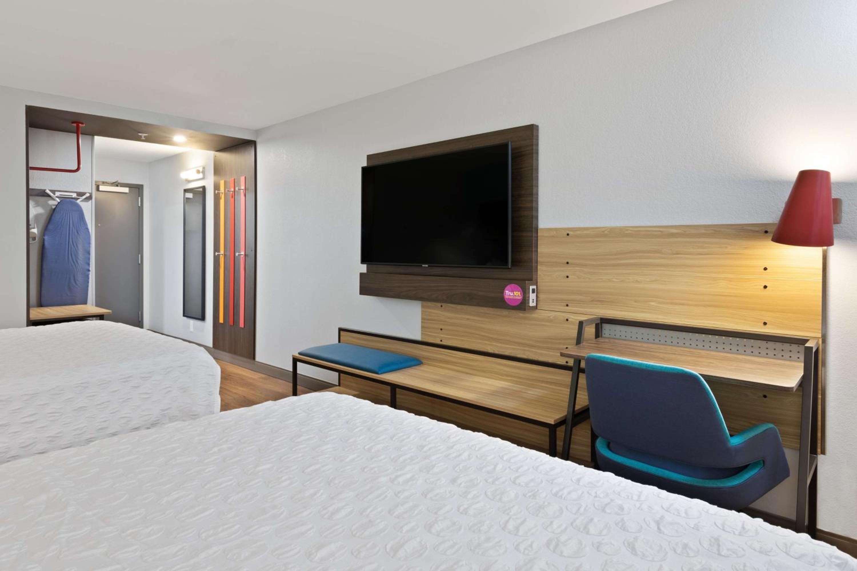 Queen Room with Two Queen Beds - Photo 3