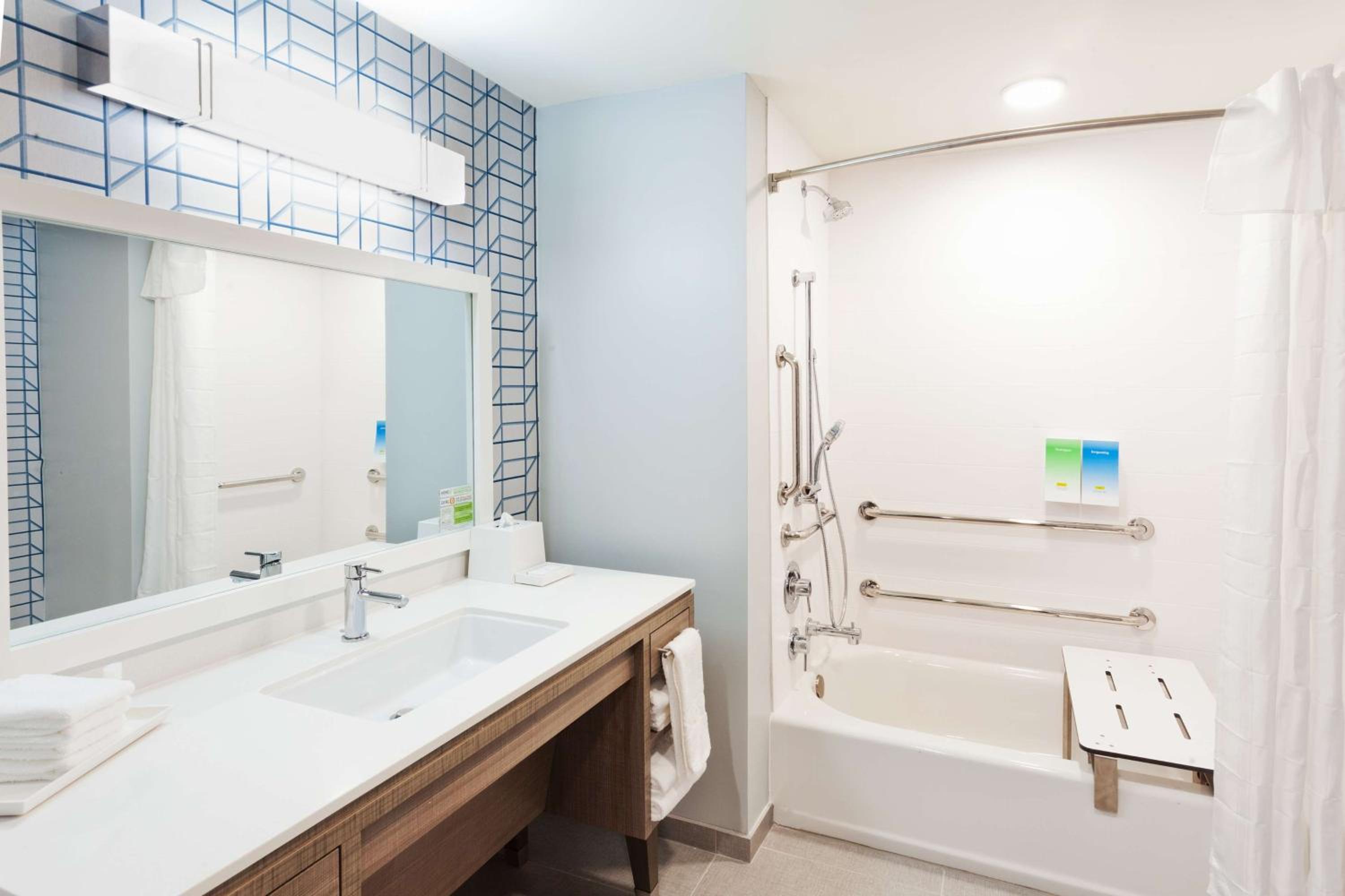 King Suite - Mobility Access/Non-Smoking - Photo 4