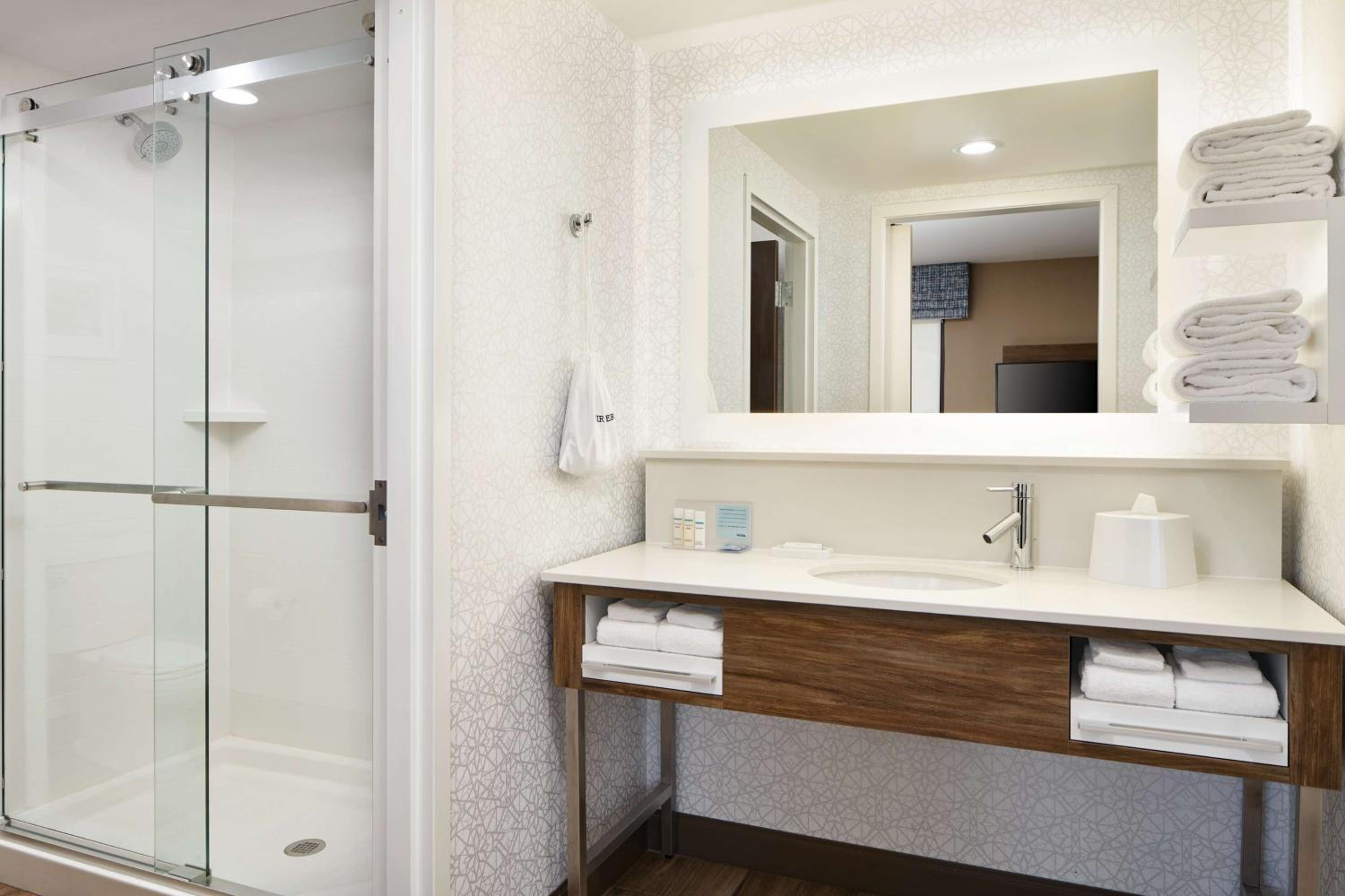 Queen Room with Two Queen Beds - Hearing Accessible/Non-Smoking photo 3