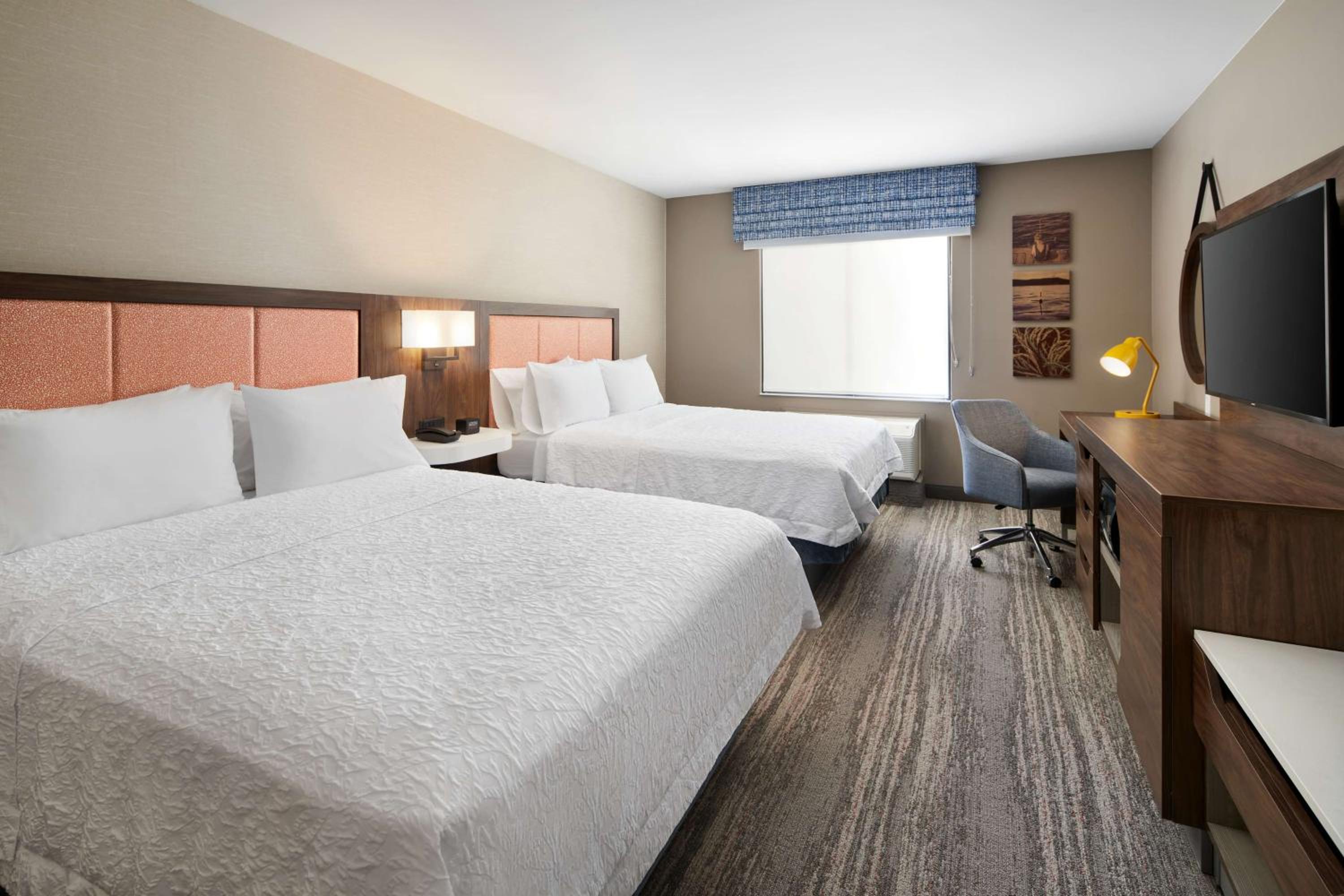 Queen Room with Two Queen Beds - Hearing Accessible/Non-Smoking photo 2