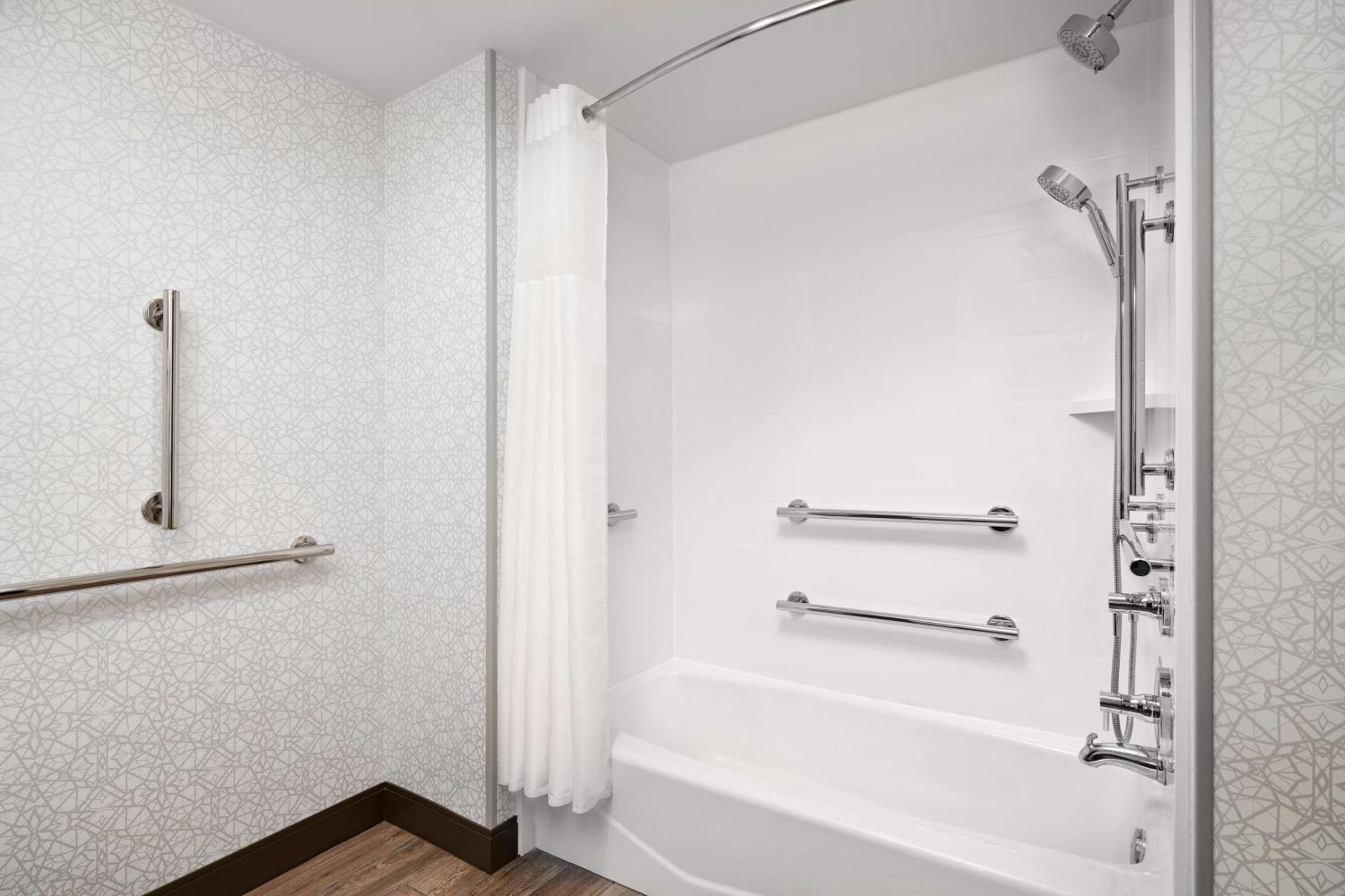 King Room with Bath Tub - Mobility and Hearing Access photo 3