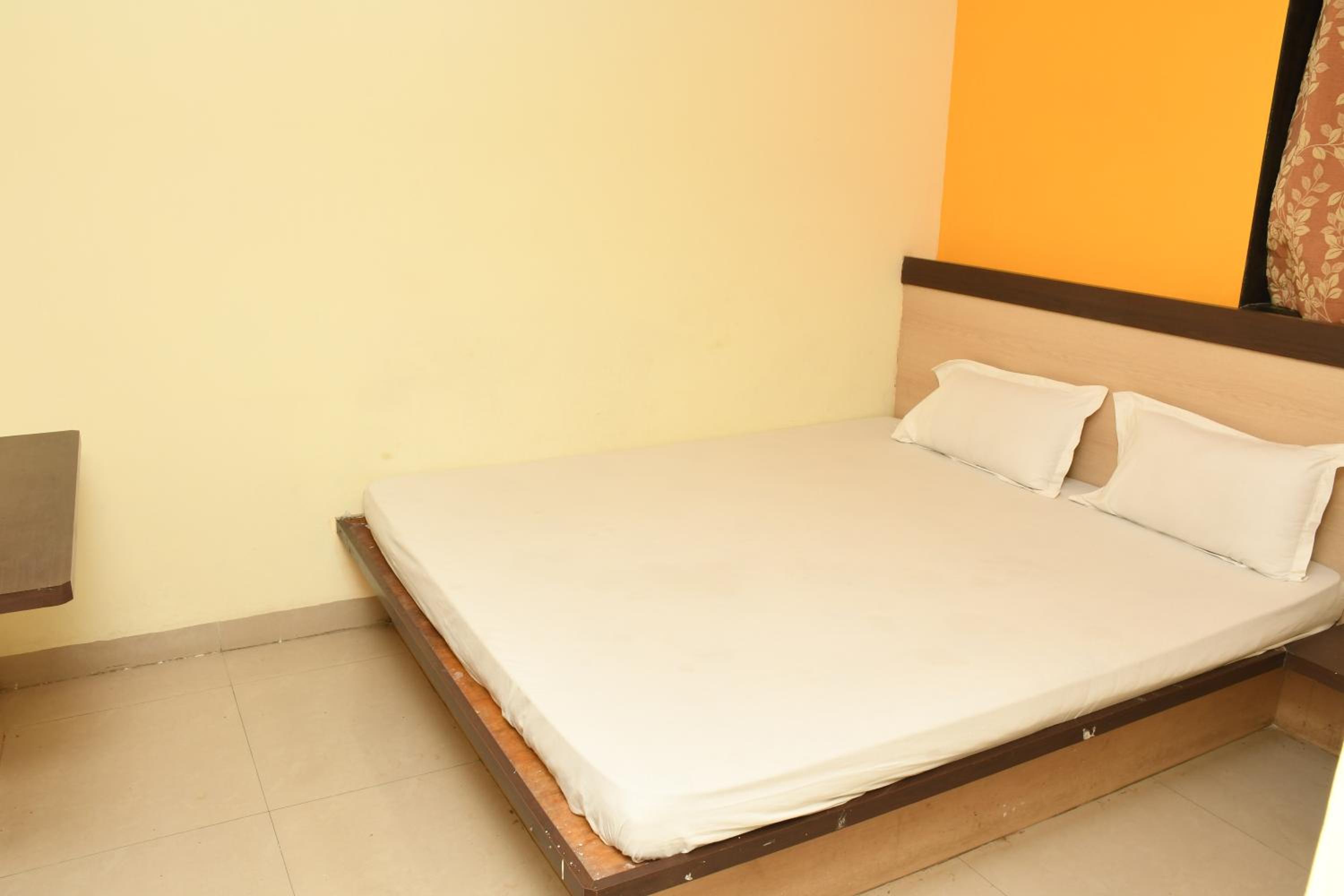 Deluxe Double Room Non AC photo 3