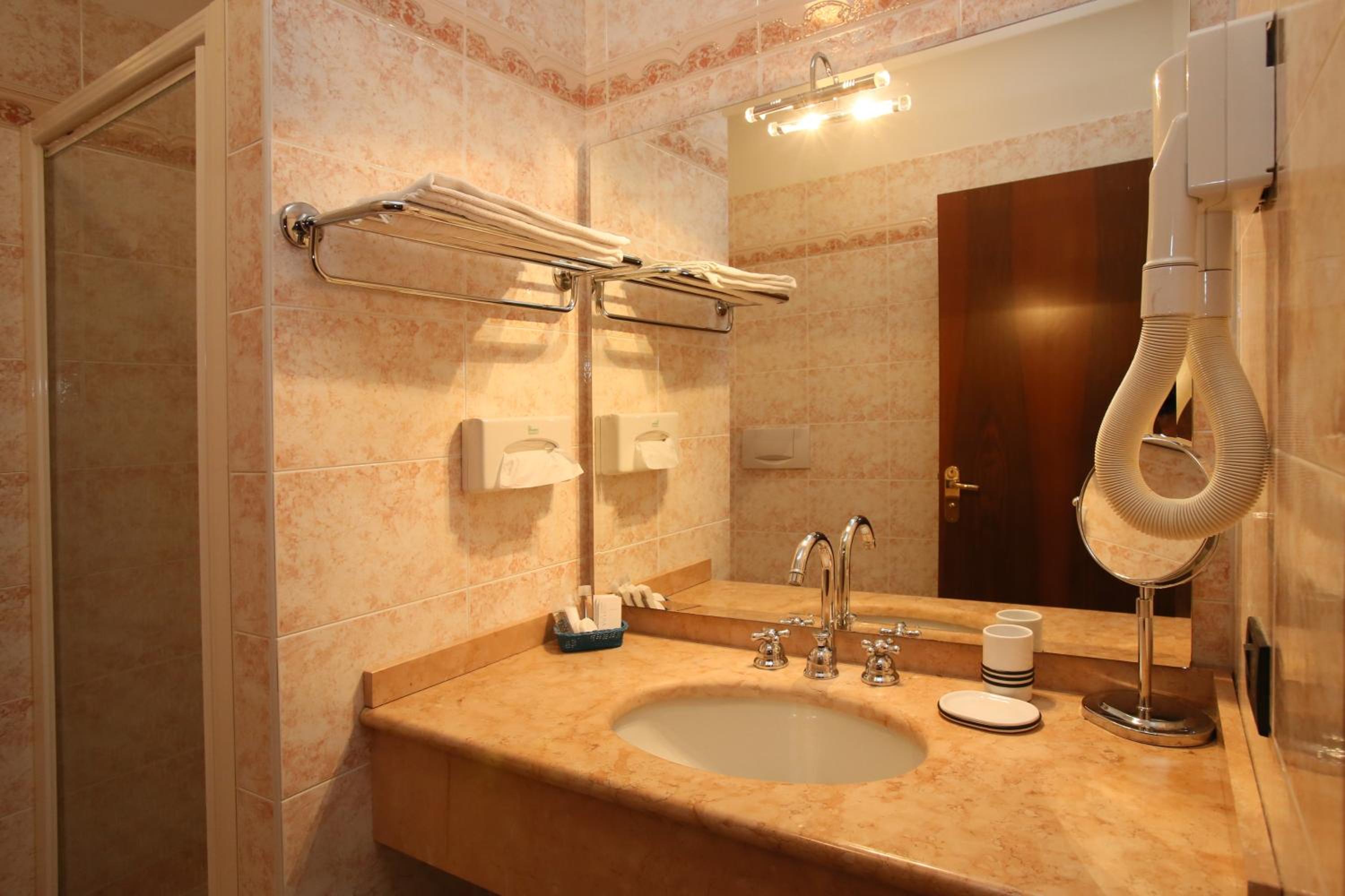 Double or Twin Room - Photo 2