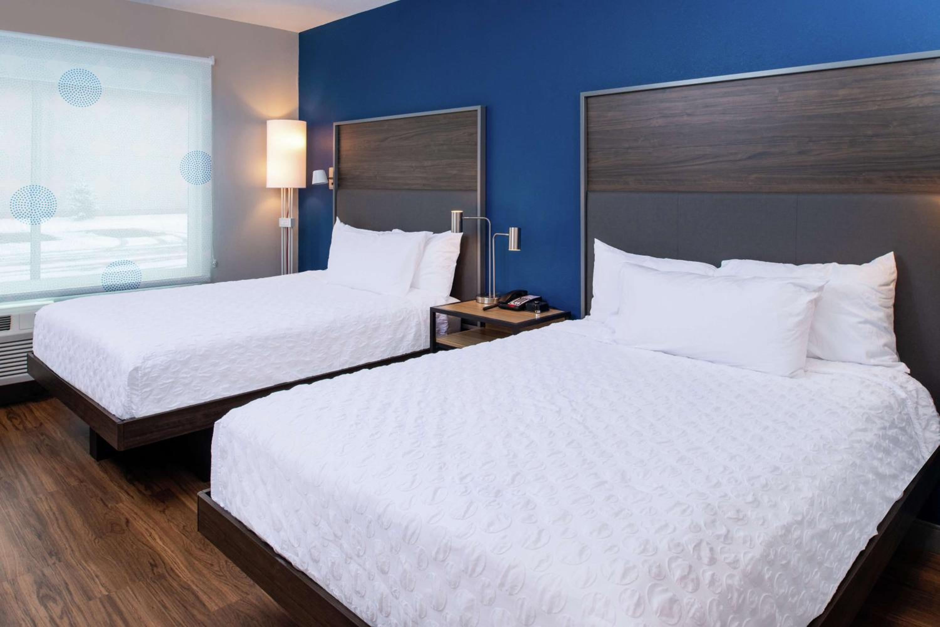 Queen Room with Two Queen Beds - Photo 2