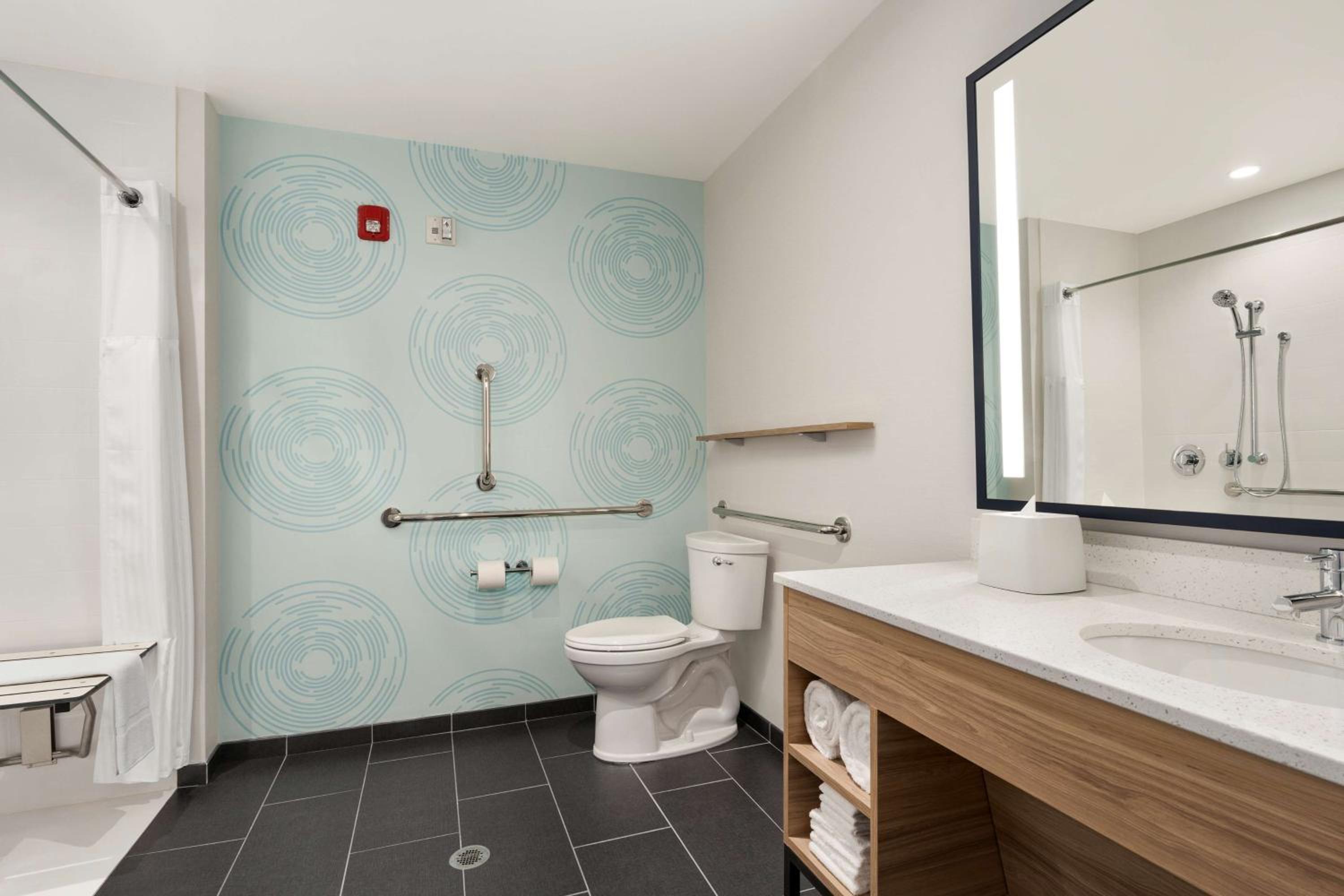 King Room with Roll-In Shower - Mobility and Hearing Access - Photo 5