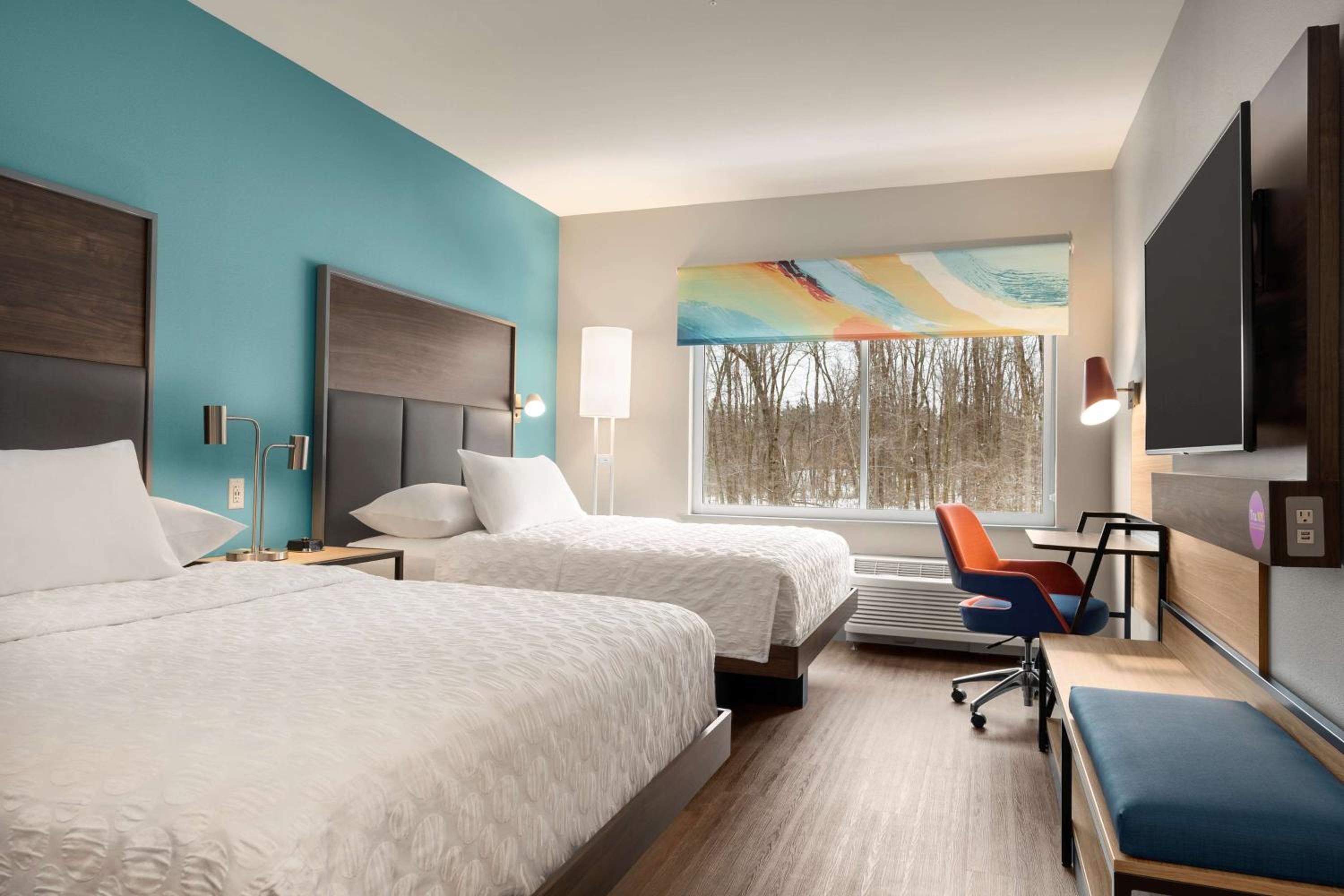 Queen Room with Two Queen Beds - Photo 2