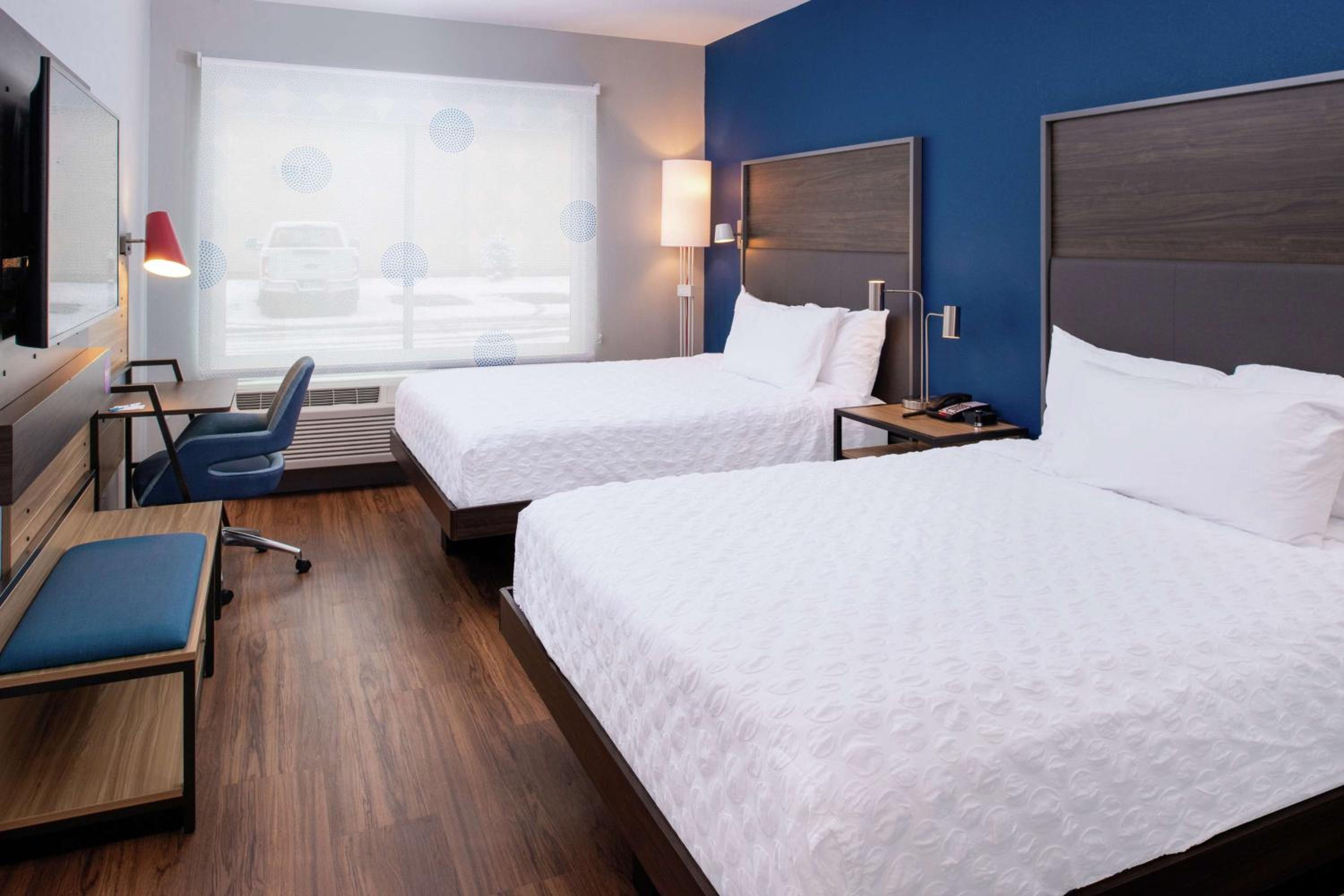 Queen Room with Two Queen Beds - Photo 6