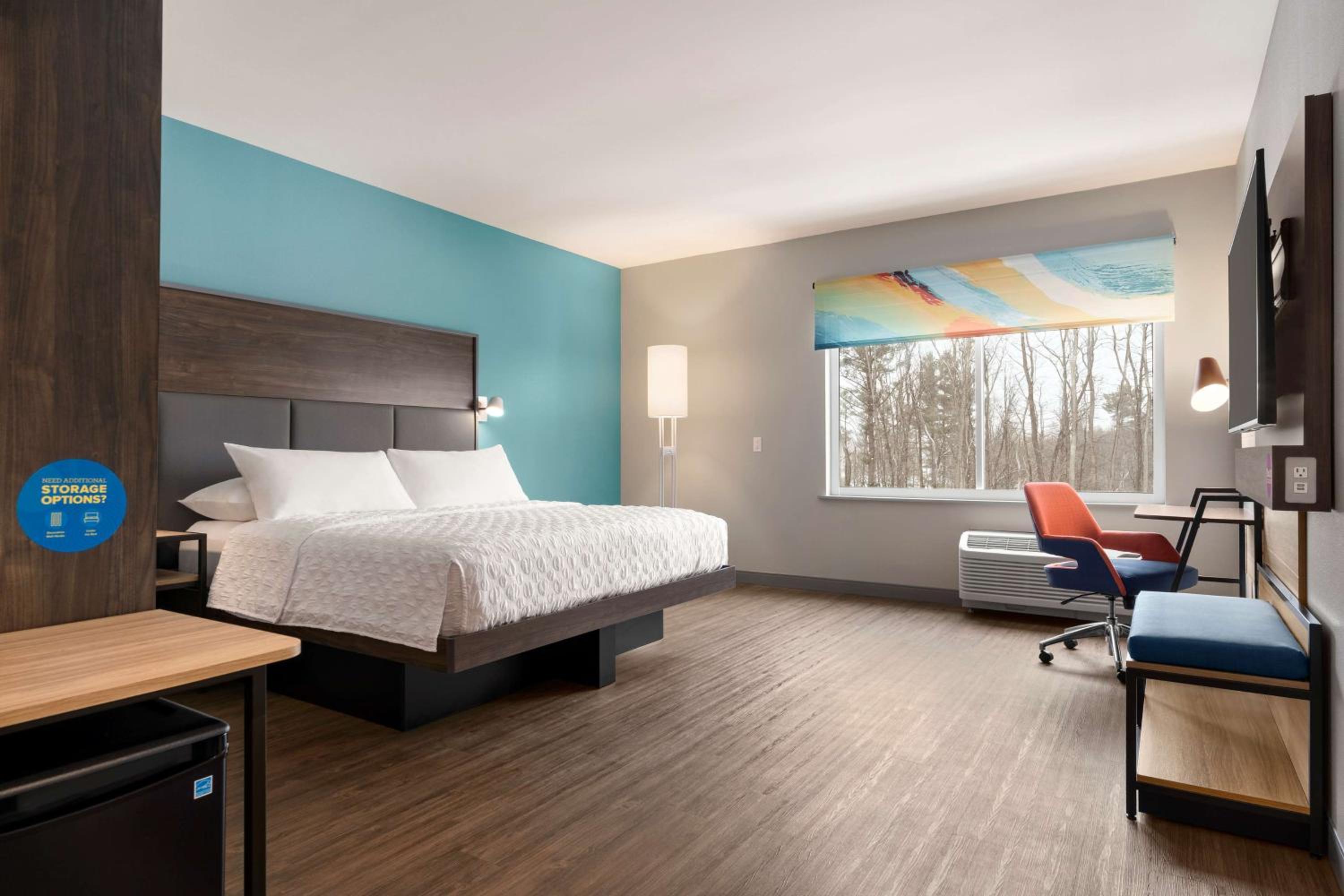 King Room with Roll-In Shower - Mobility and Hearing Access - Photo 2