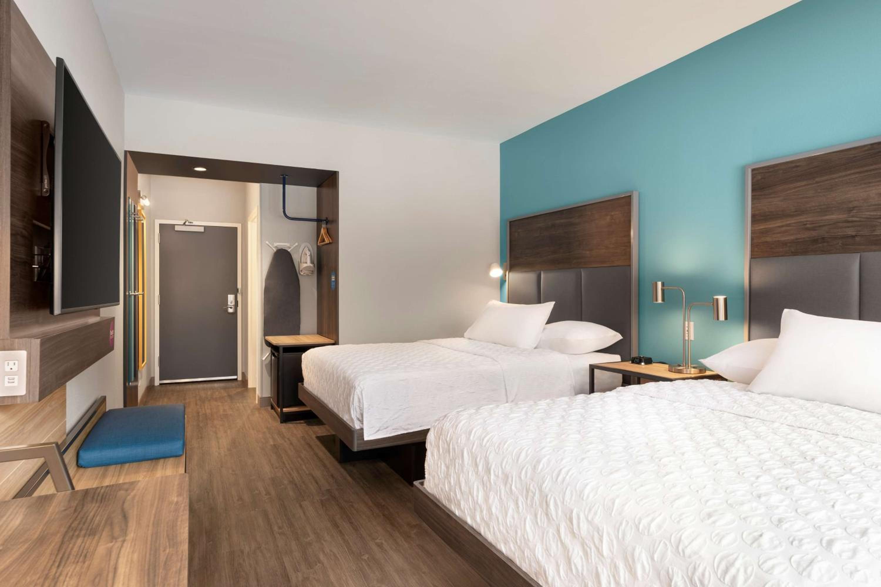 Queen Room with Two Queen Beds - Photo 3