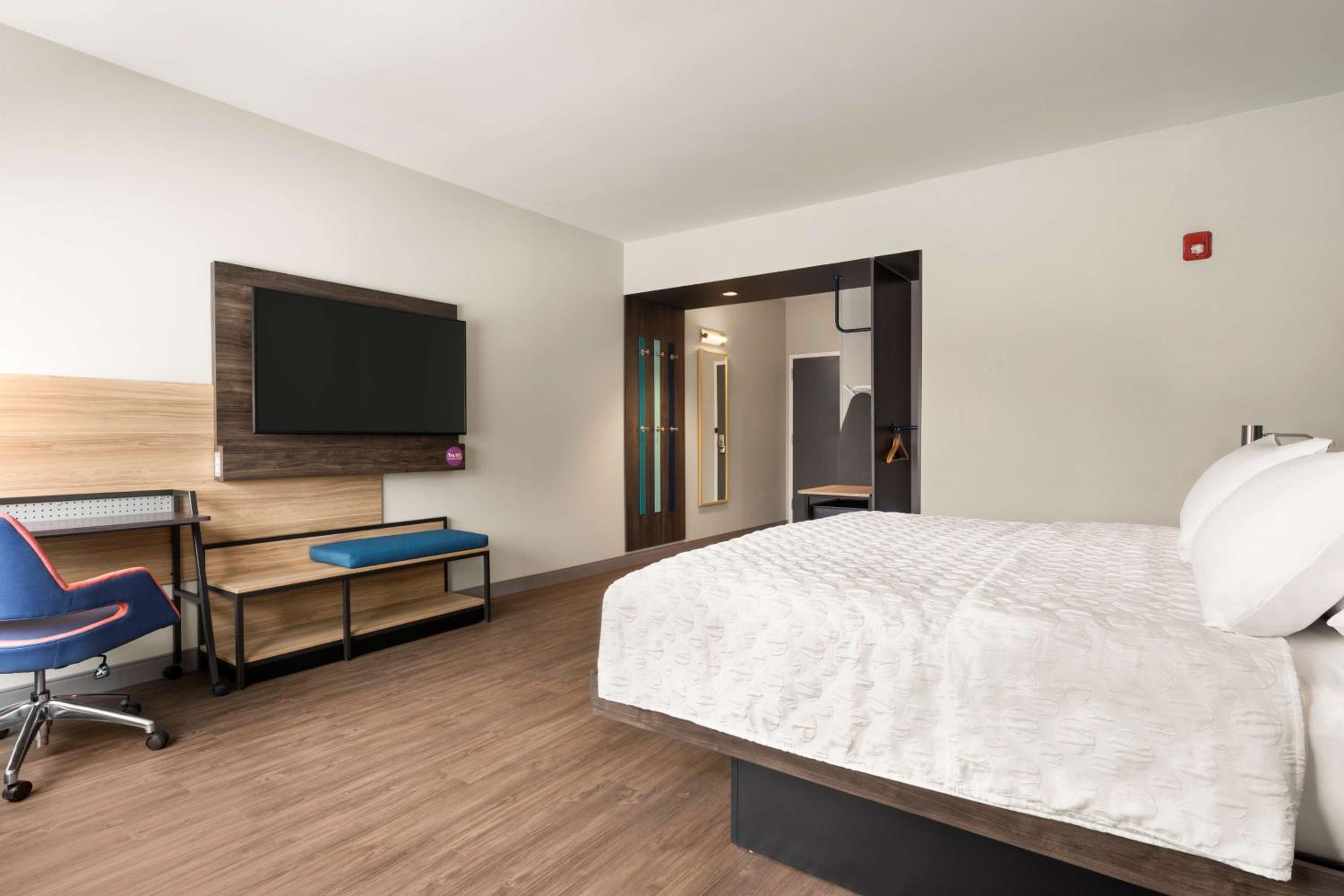 King Room with Roll-In Shower - Mobility and Hearing Access - Photo 3