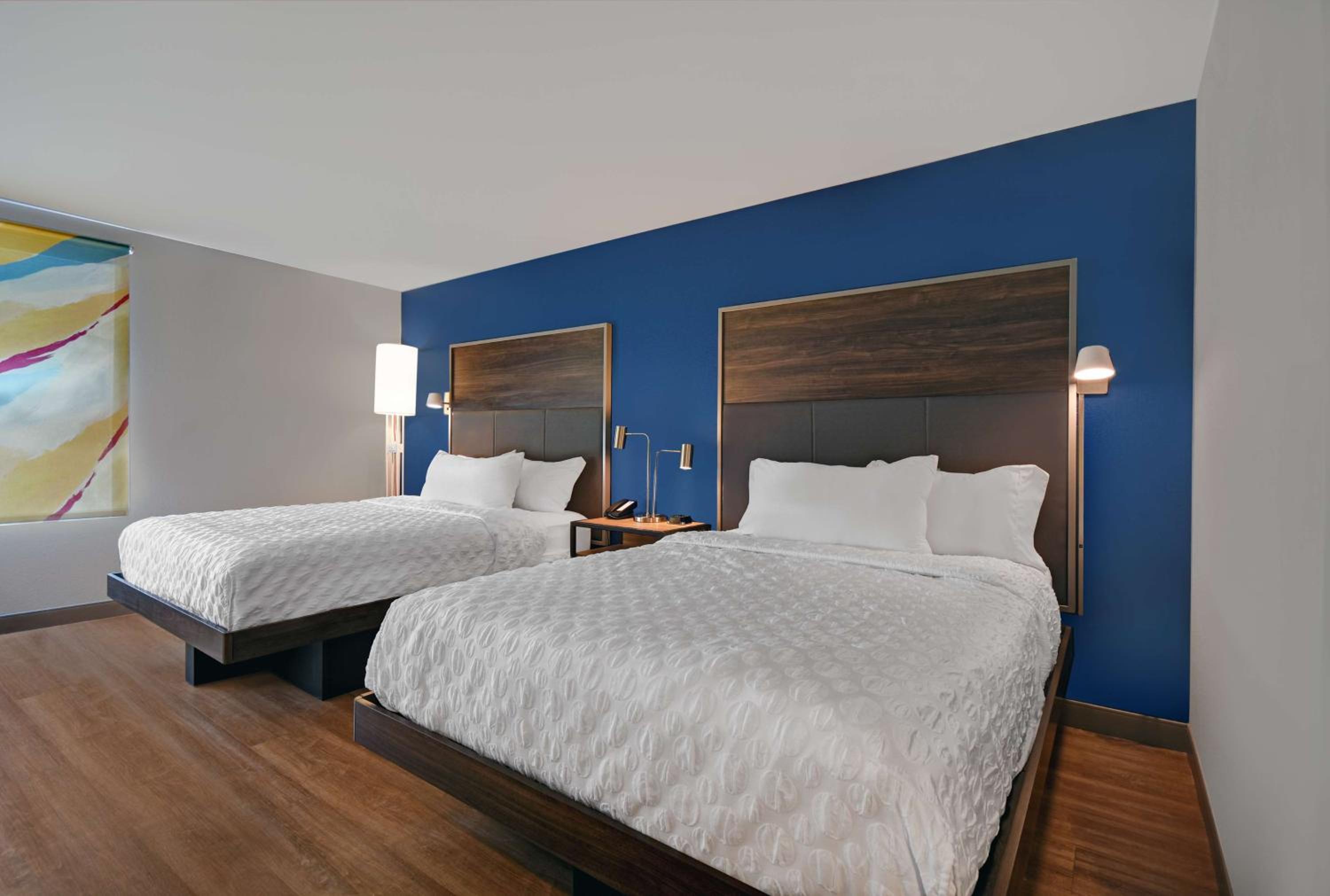 Queen Room with Two Queen Beds - Photo 5