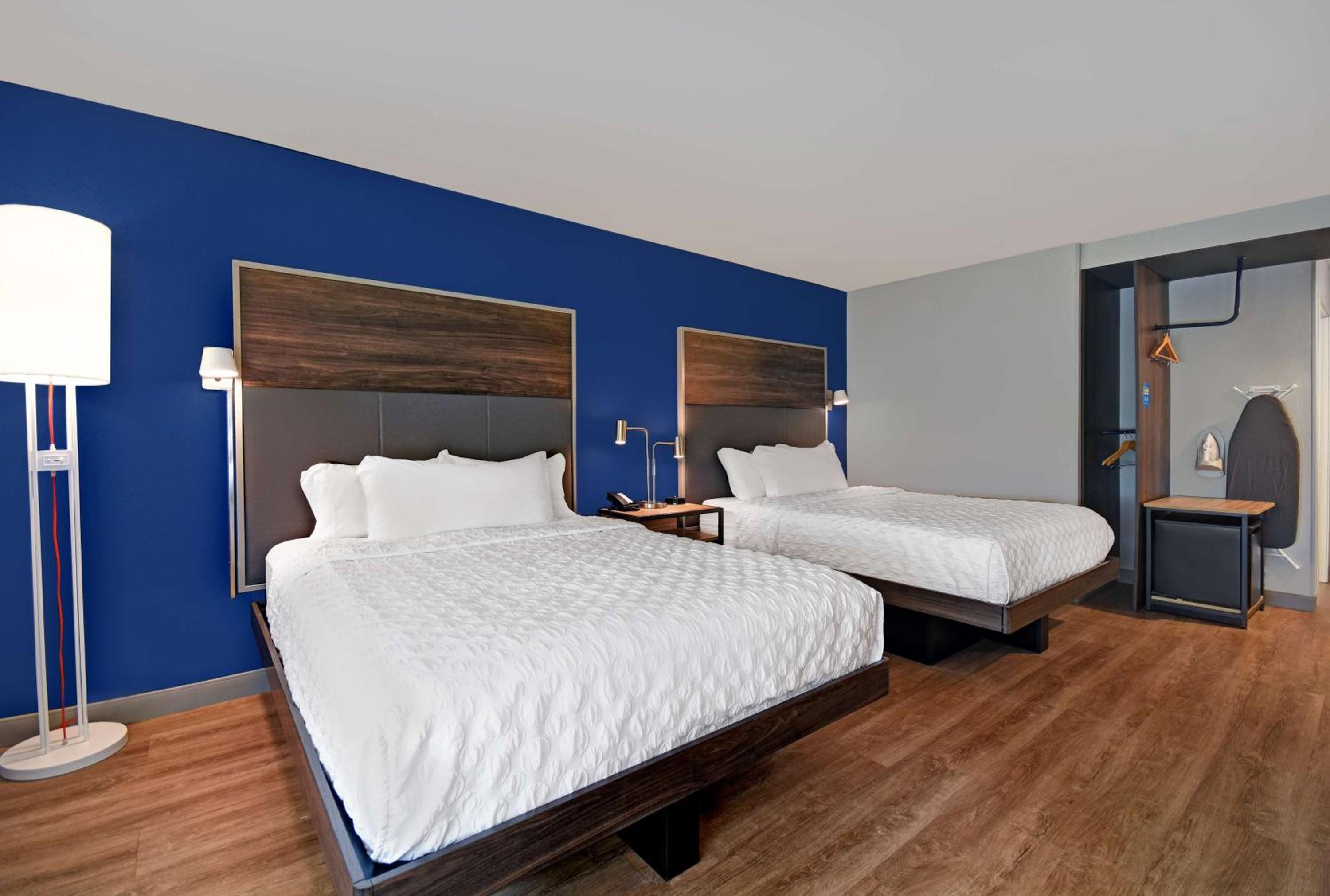 Queen Room with Two Queen Beds - Photo 3
